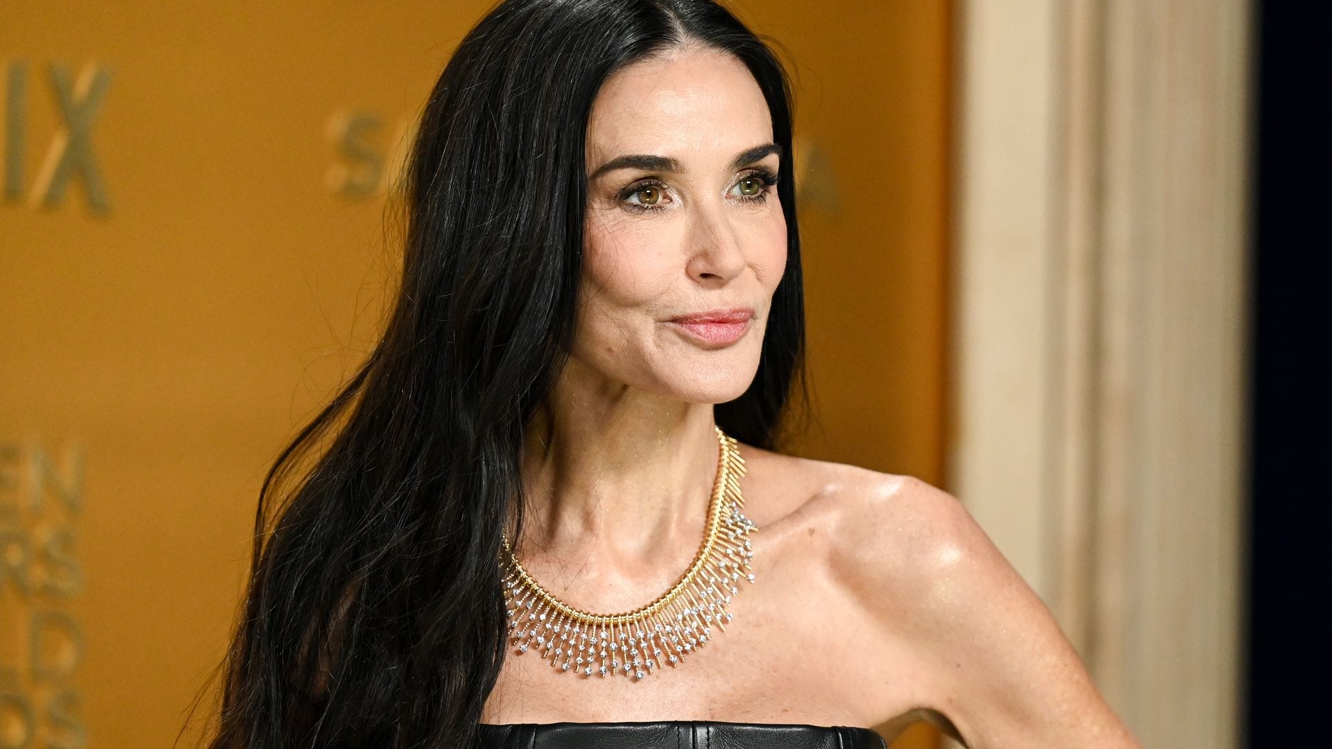 La historia detrás del collar de Demi Moore en los SAG Awards 2025