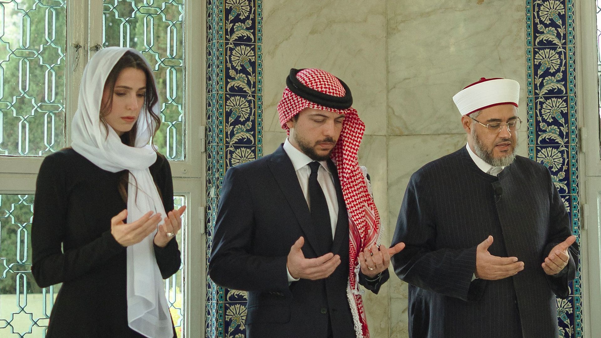La conmovedora imagen de Hussein y Rajwa de Jordania ante la tumba del recordado rey Hussein