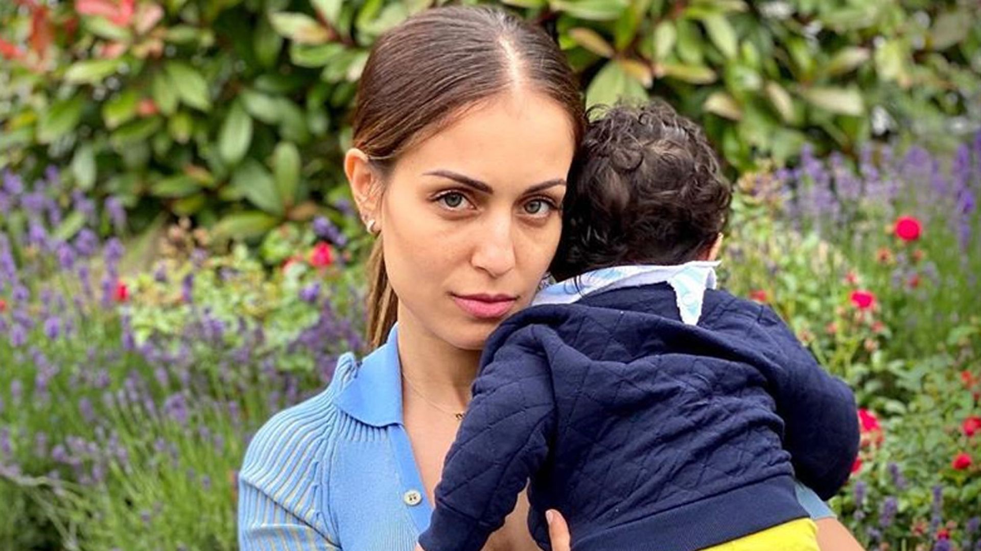 Hiba Abouk celebra los seis meses de vida de su hijo con una foto inédita