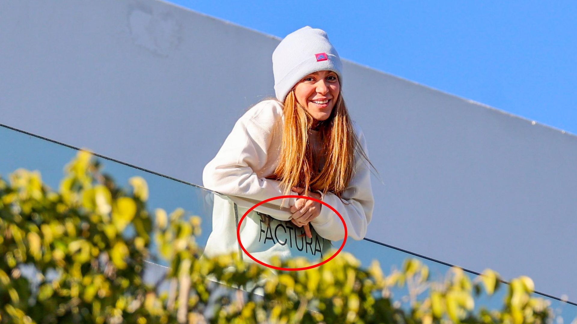 Shakira saluda a sus fans y presume su sudadera de la ‘venganza’