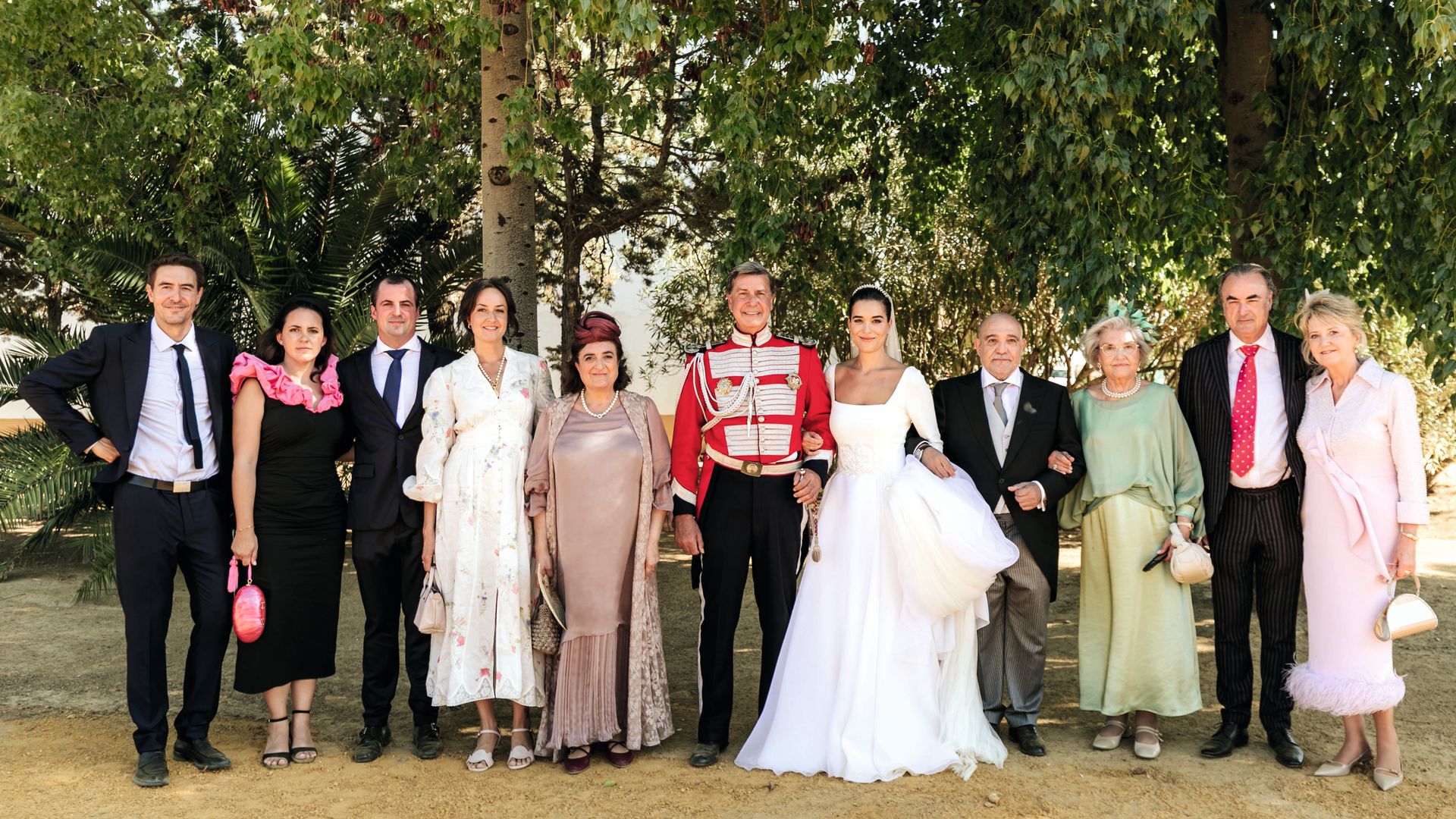 La foto de los recién casados con la familia de Bárbara: de izquierda a derecha, Unai Albizuri; Esther Barredo; Carlos Ailende, primo de Bárbara; Beatriz Aliende; Lourdes Aliende; los novios; Barchar Mirjan; María Teresa España, y José Luis Aliende y su mujer, Ramos Martínez de la Pera, tíos de Bárbara