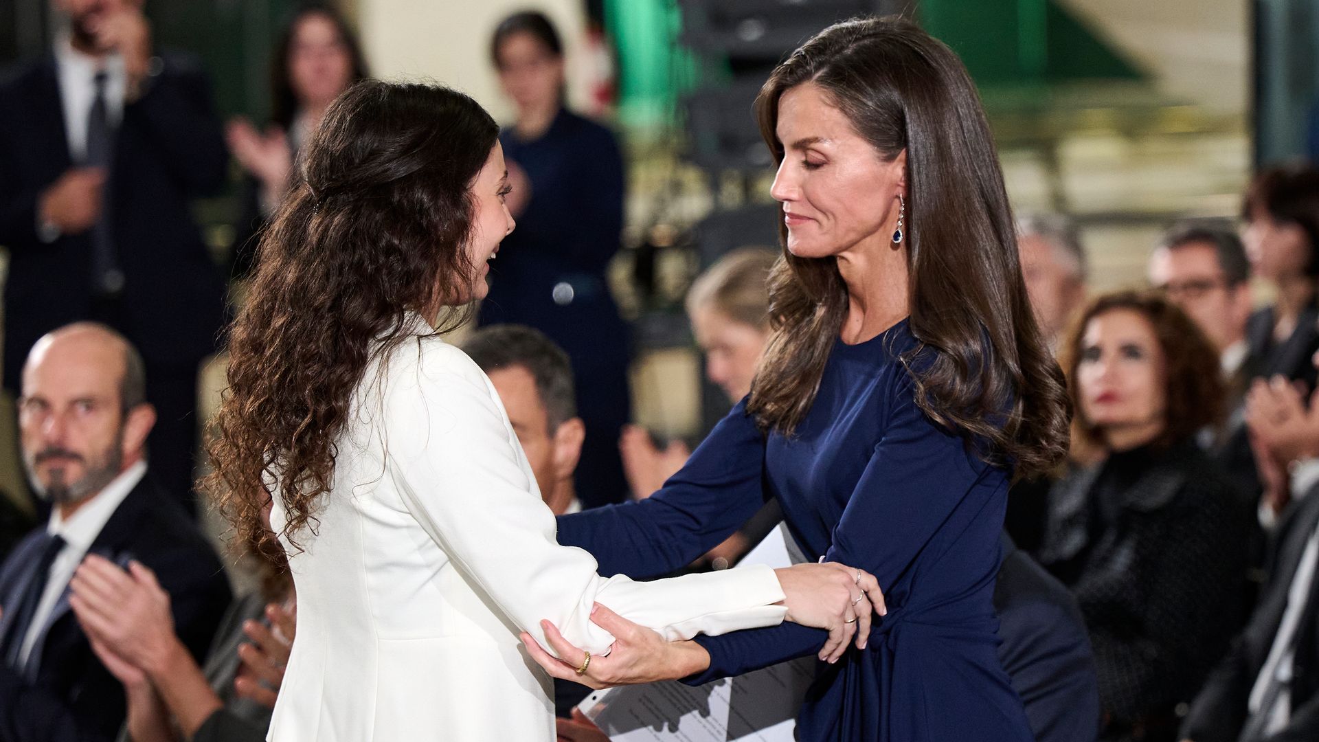 Un experto en comunicación no verbal analiza a los Reyes en el aniversario de la DANA: "No forzaban sus emociones"