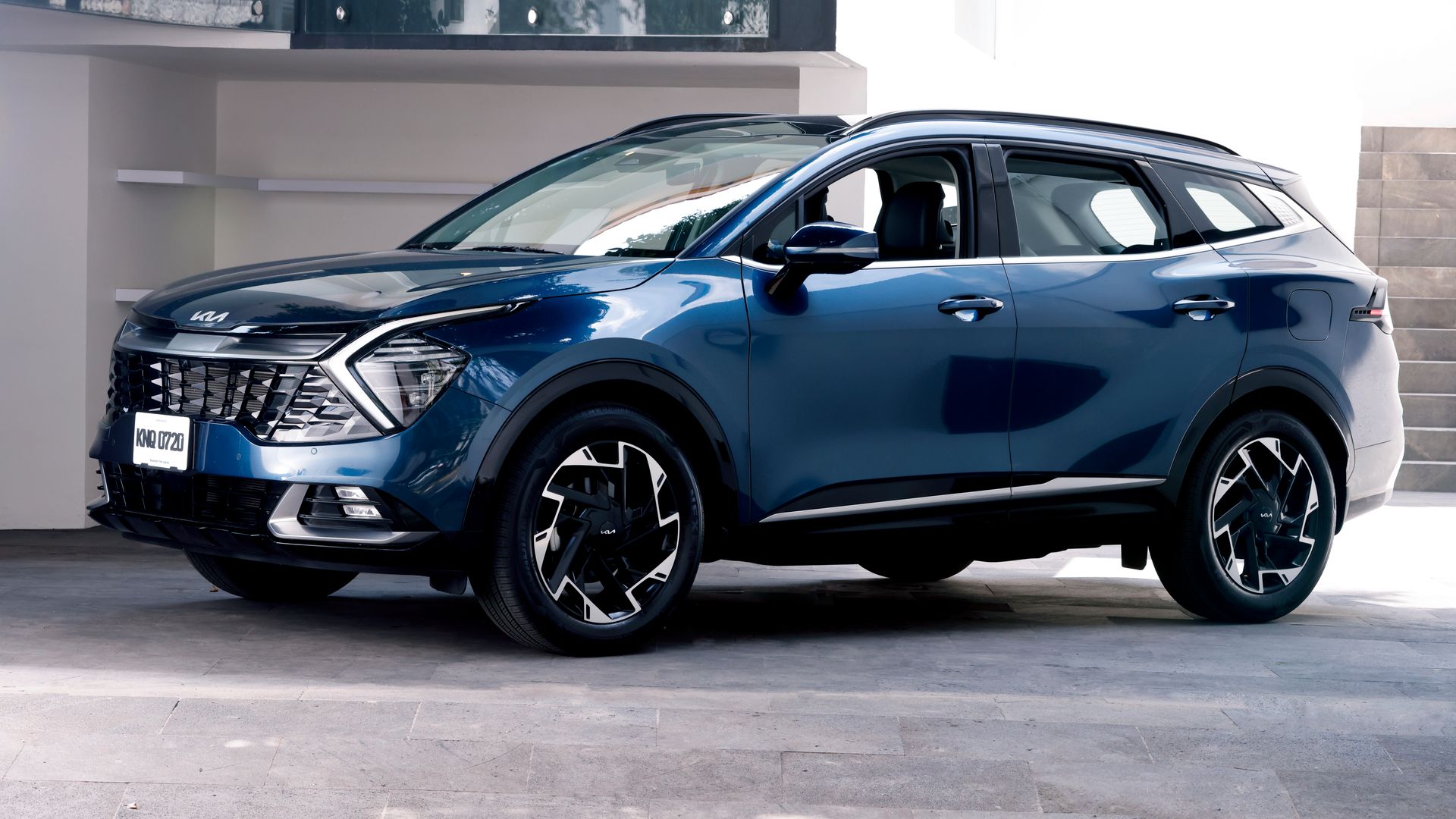 Kia Sportage en su color “Vesta Blue” ofrece diseño, lujo y versatilidad que te ayudarán siempre mantenerte en movimiento.
