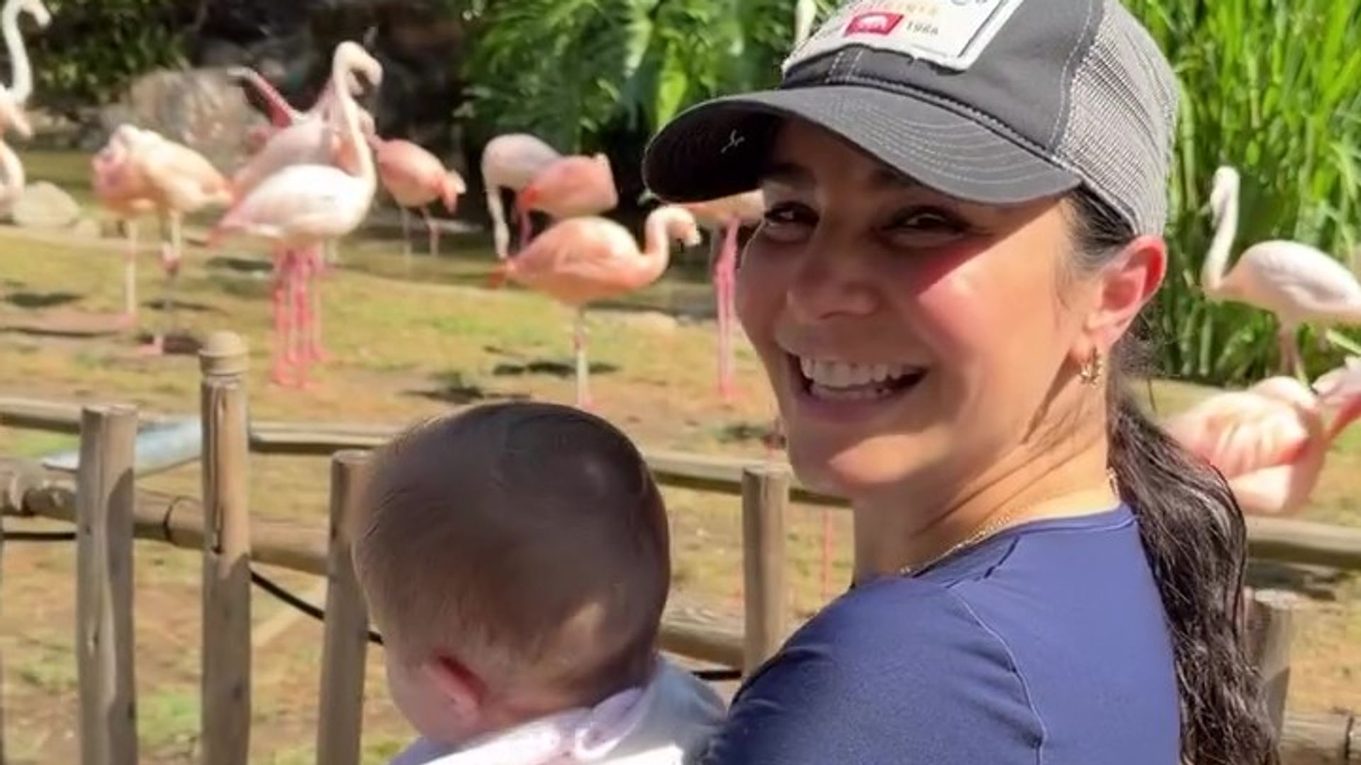 Martha Higareda en su visita al zoológico con sus gemelas.