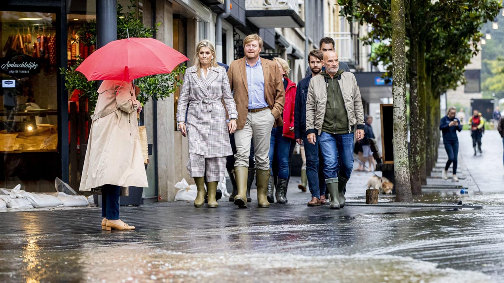 Máxima y Guillermo comprueban, en primera persona, el desastre de las inundaciones en los Países Bajos