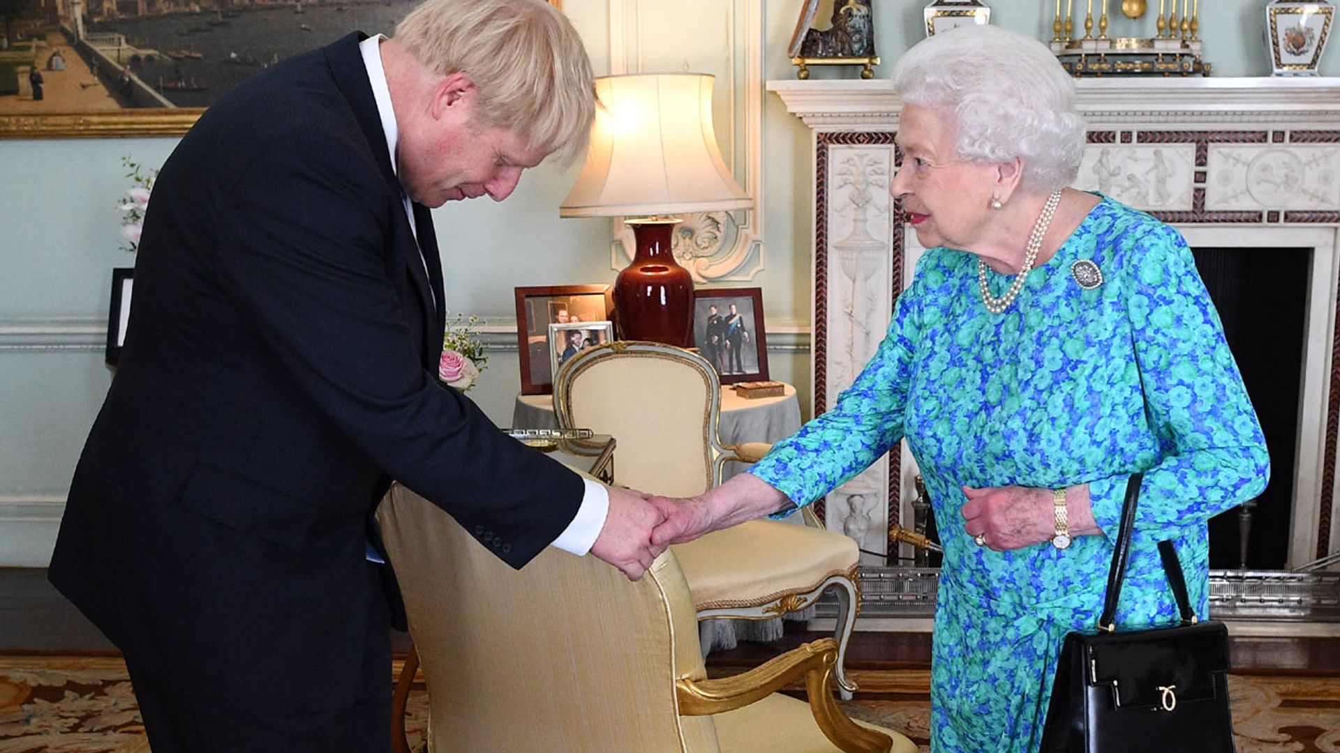 El Gobierno británico, al rescate económico de Isabel II