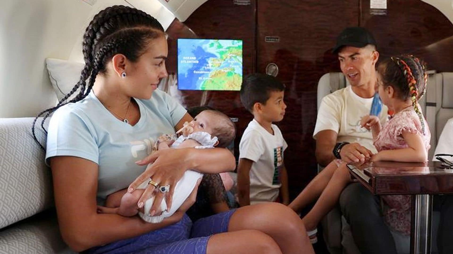 Georgina, en Madrid con Bella Esmeralda mientras Cristiano decide su futuro