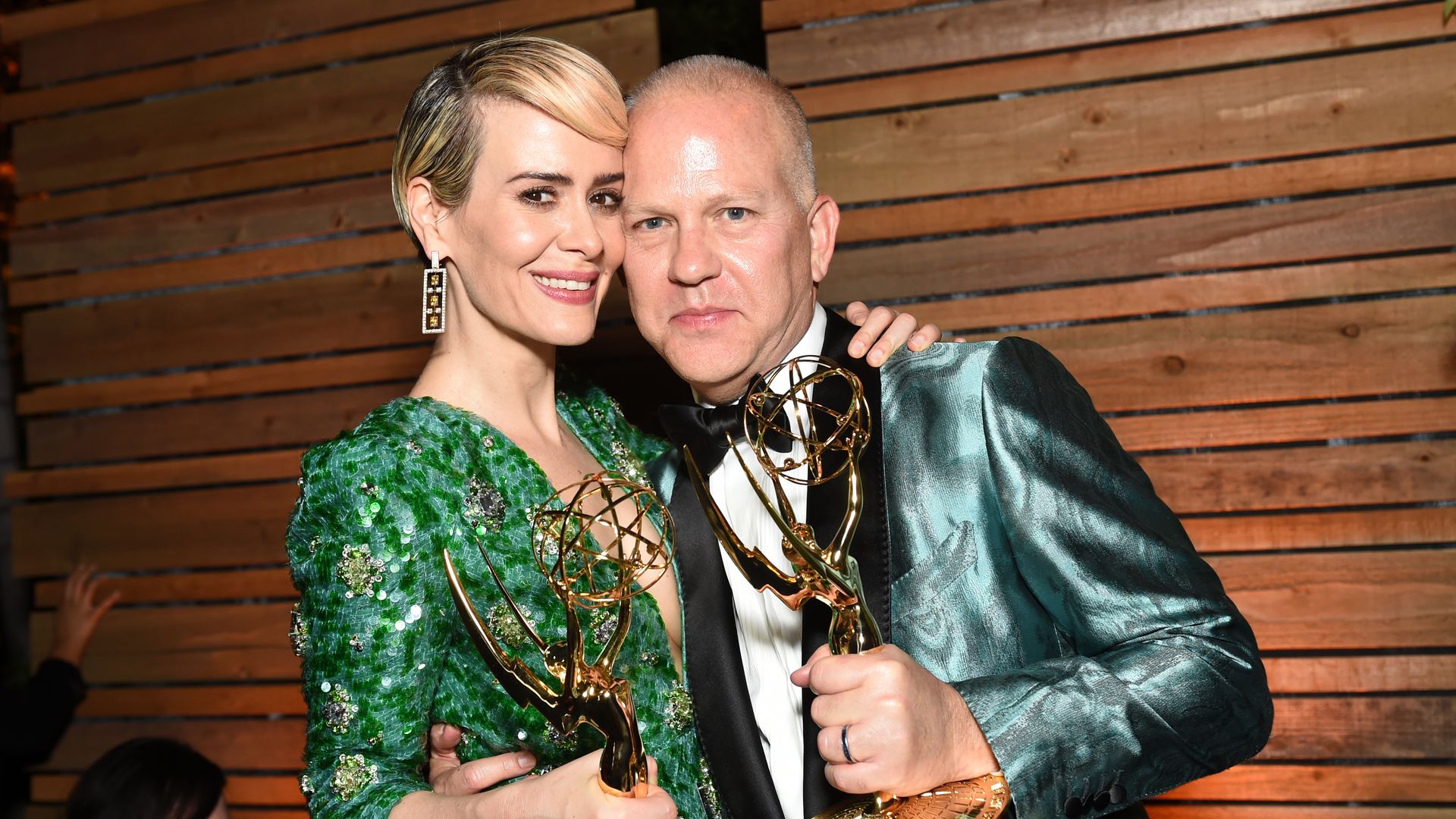 Sarah Paulson con el productor Ryan Murphy