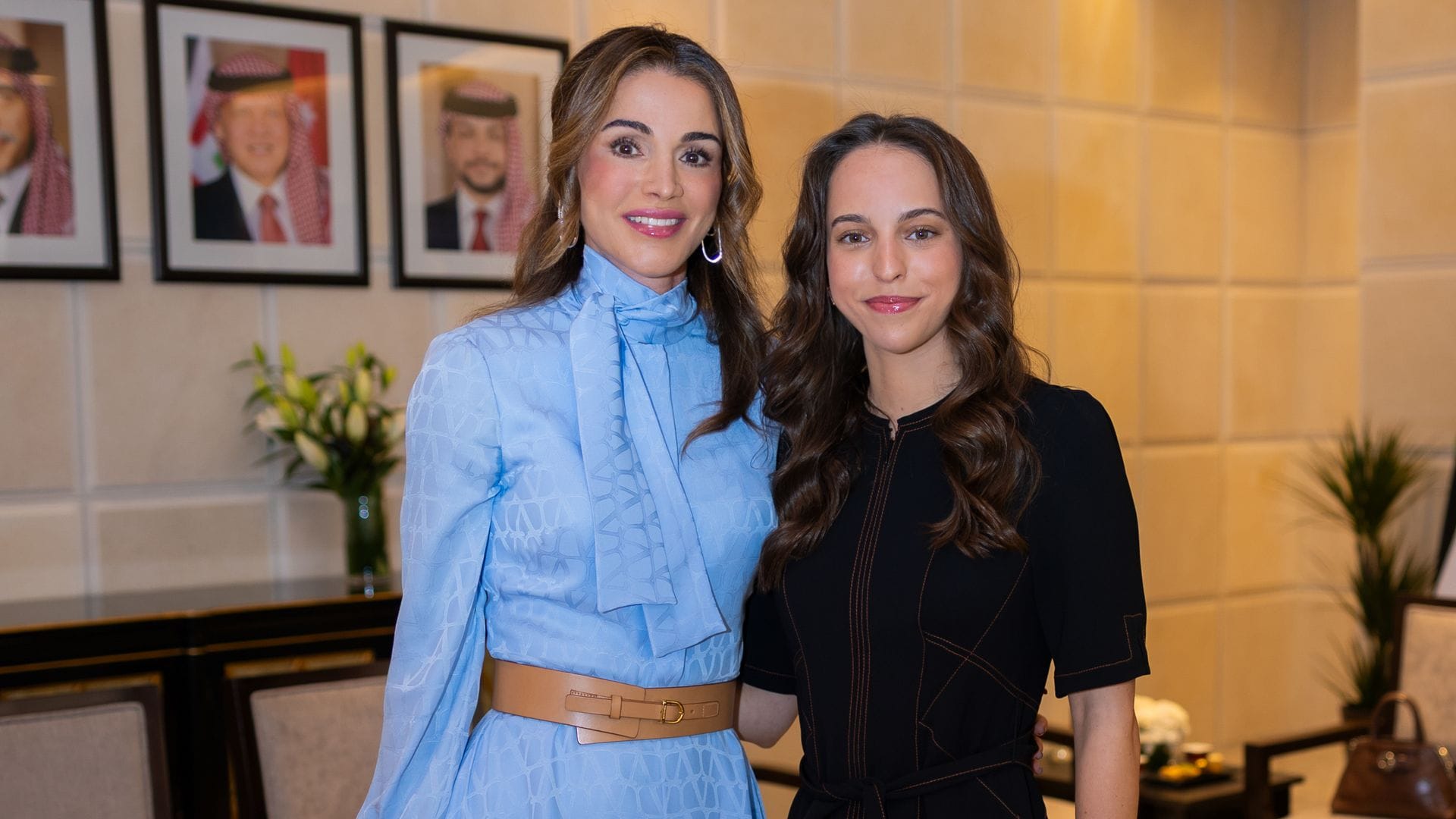 Rania de Jordania y su hija, la princesa Salma, en la apertura del Parlamento hachemita en Amán, 2025