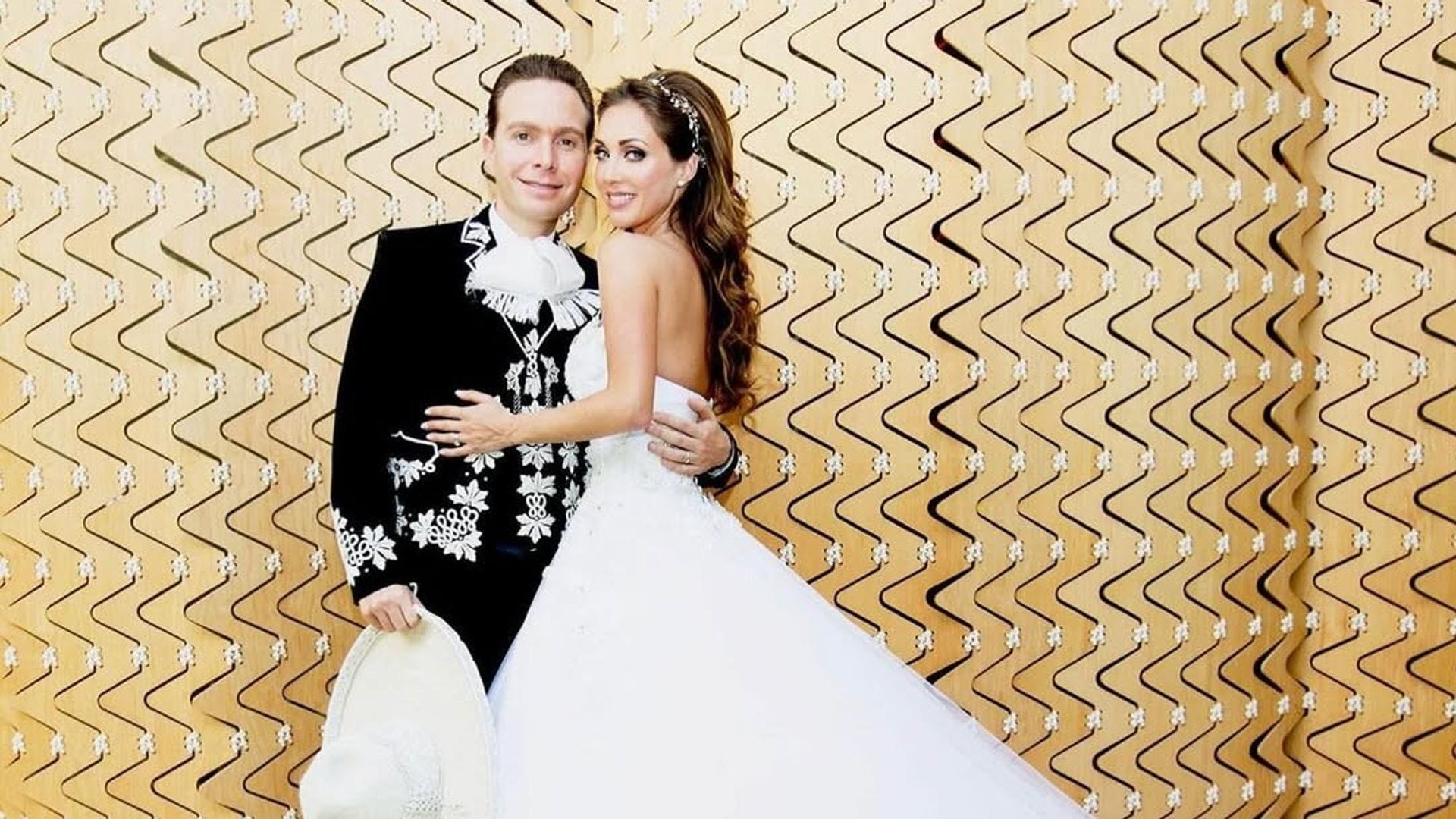 Anahí y Manuel Velasco celebran su décimo aniversario, con fotos inéditas de su boda