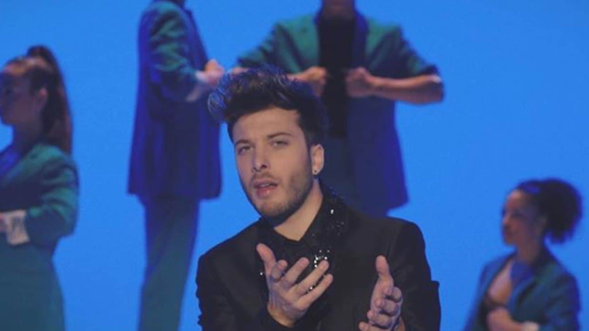Blas Cantó reaparece un día después de la muerte de su padre