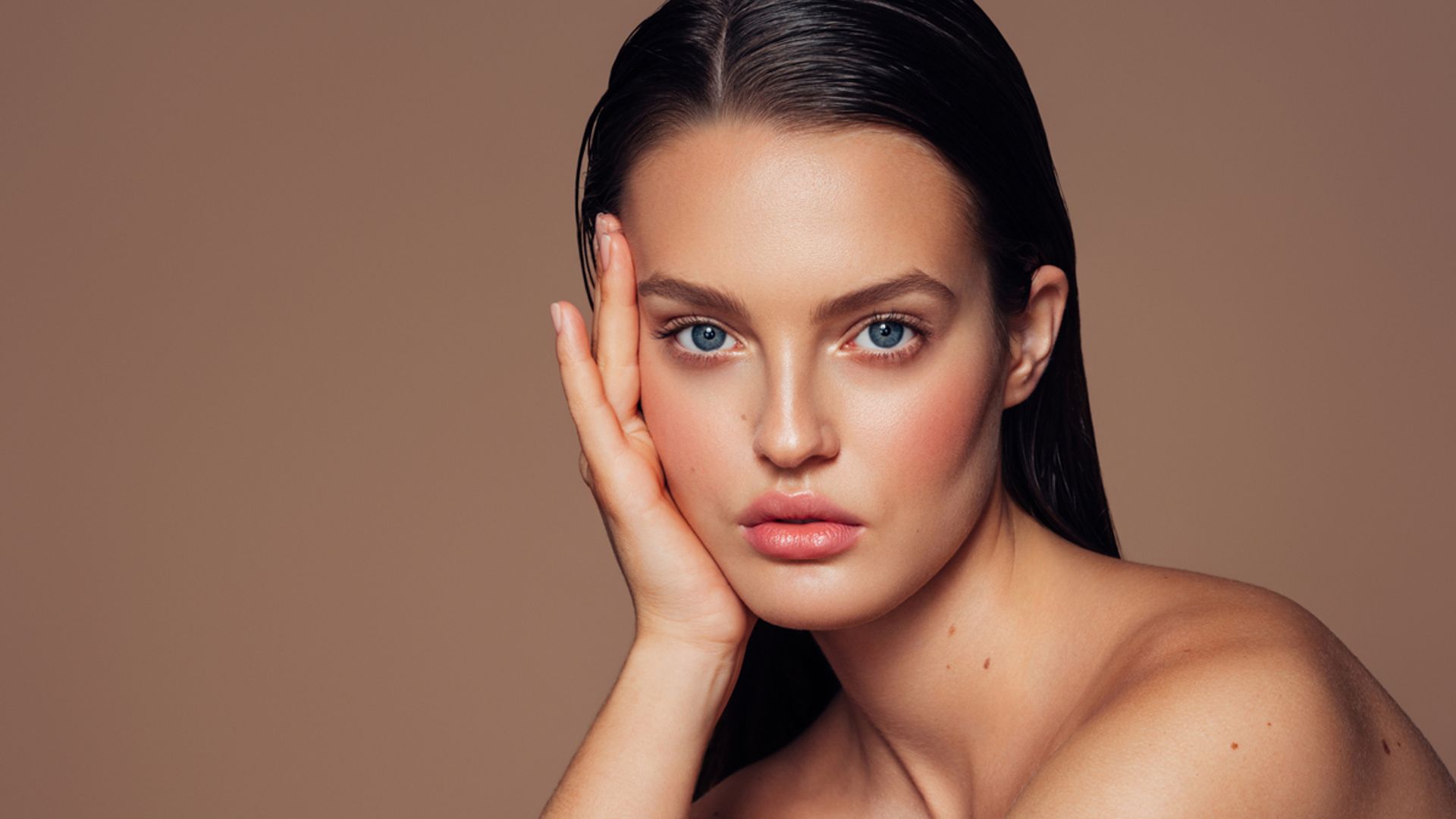 Del sérum antiedad al champú reparador: 10 cosméticos de parafarmacia para una piel y cabello radiantes