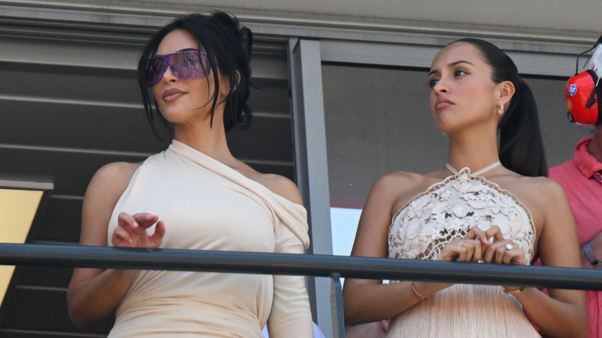 Alexandra junto a Kim Kardashian en el Grand Prix.