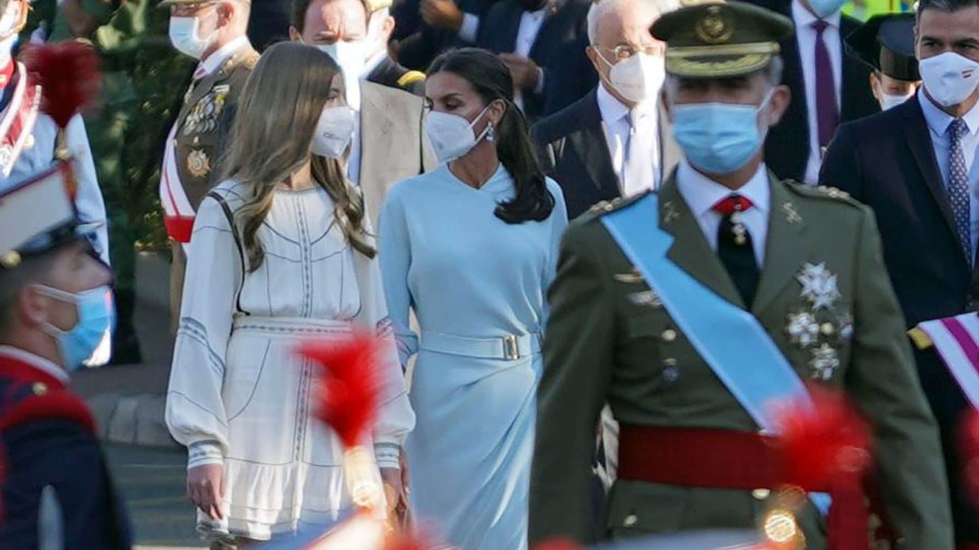 Doña Letizia opta por la sobriedad con un vestido celeste y español en la Fiesta Nacional