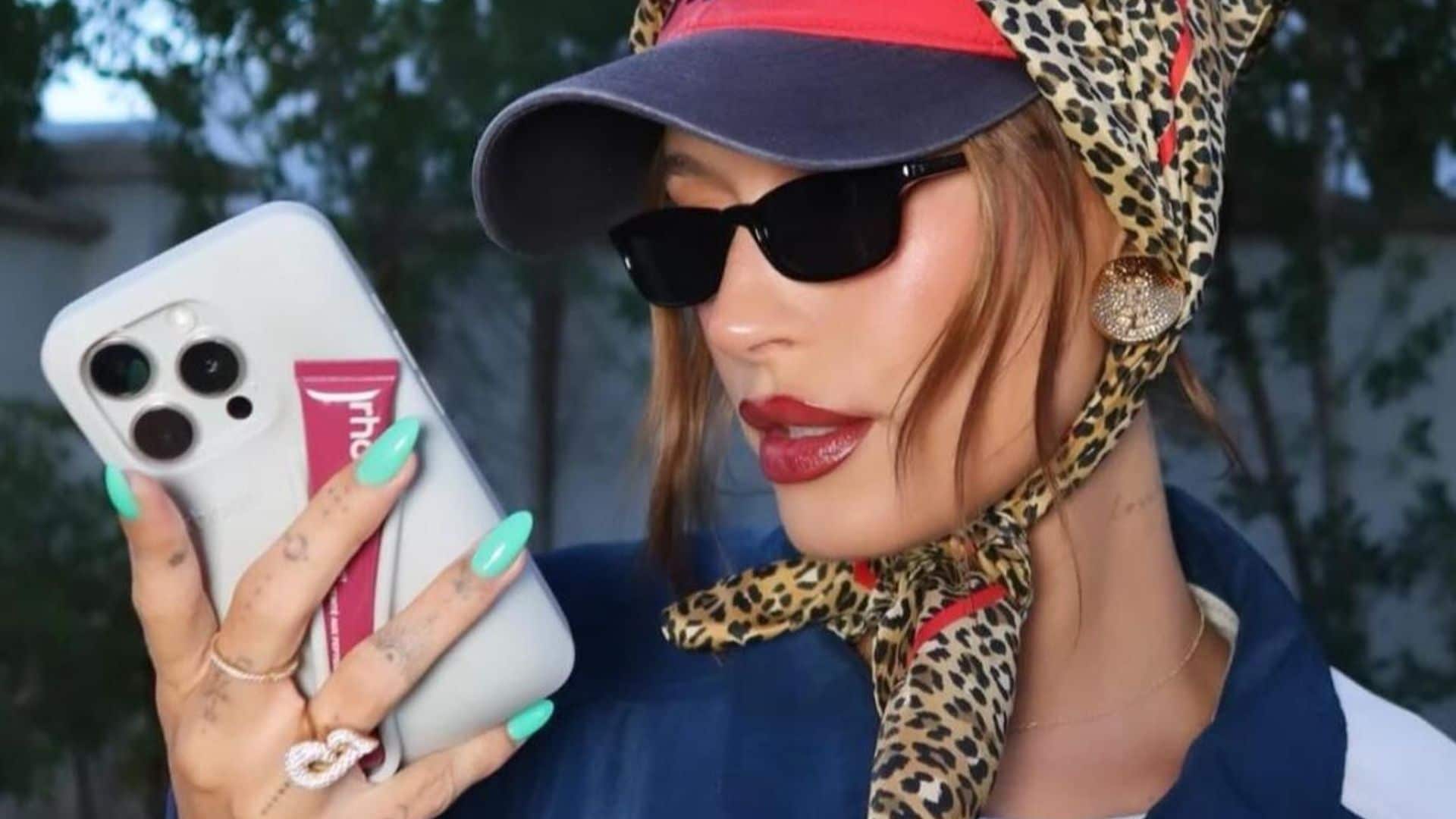 Las uñas de Hailey Bieber son todo lo contrario a su icónico estilo ‘glazed’