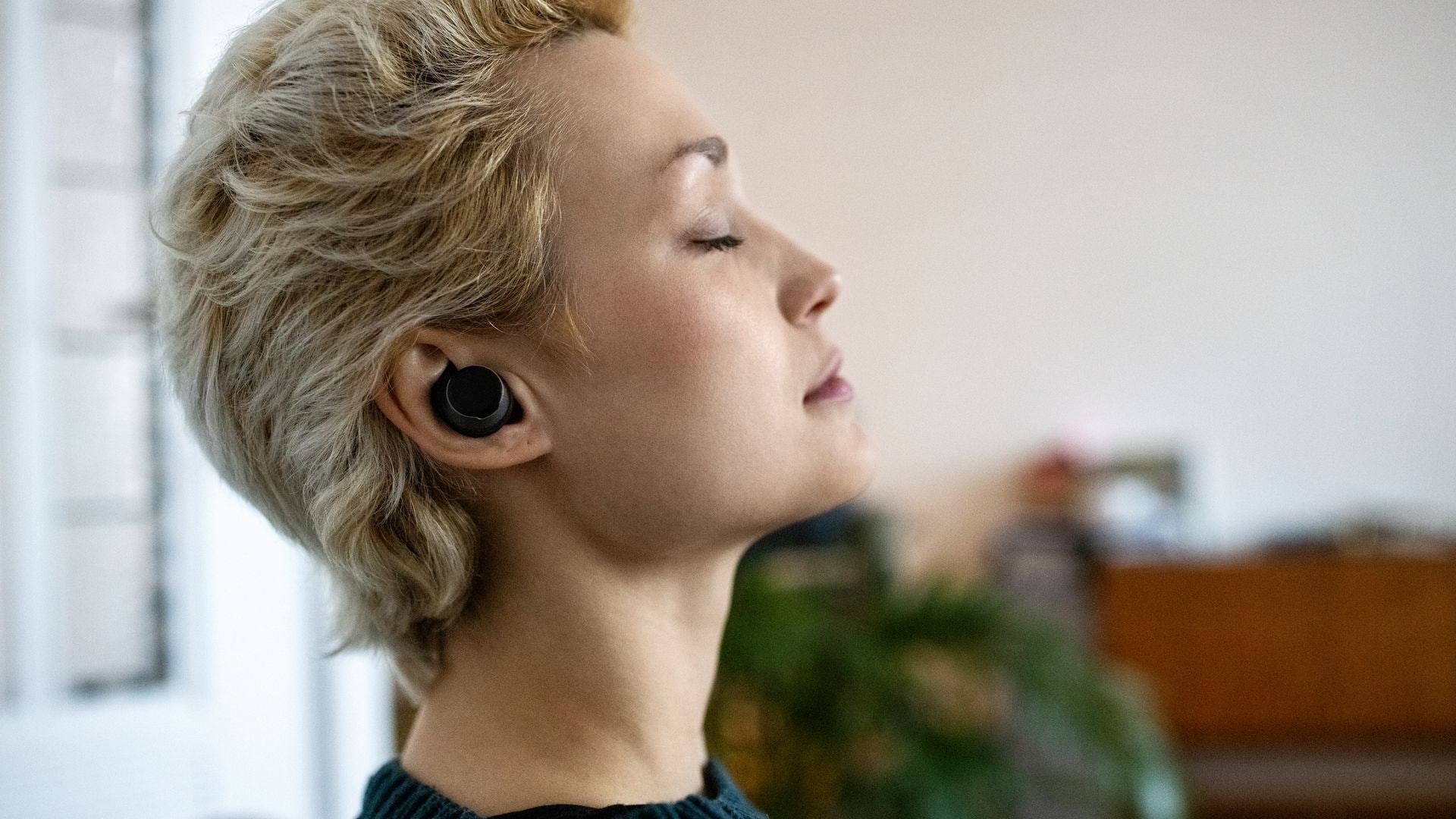 Una mujer con unos auriculares inalámbricos negros