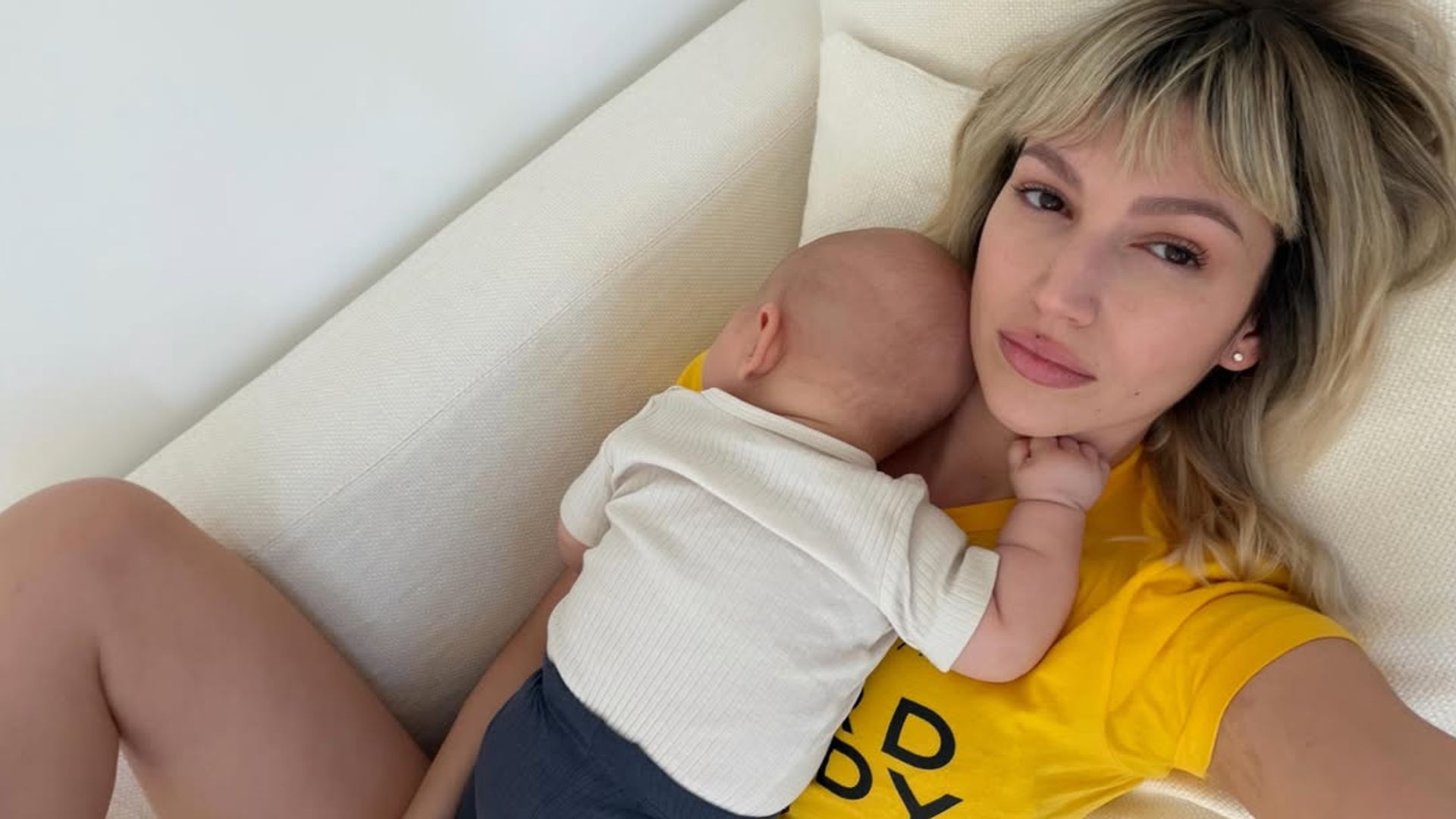Úrsula Corberó y su hijo, Dante, en una tierna imagen publicada en sus redes sociales. 