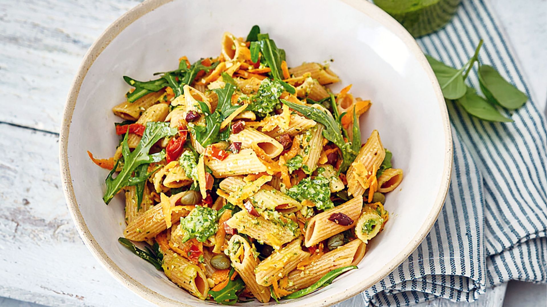 Ensalada de pasta integral con rúcula, alcaparras y pesto