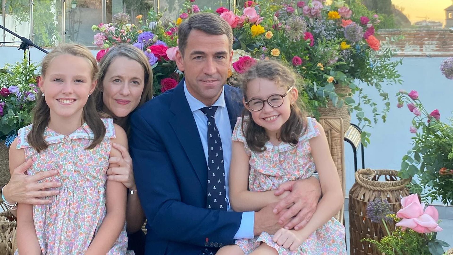 Laura, junto a su hija mayor, su marido y Elenita