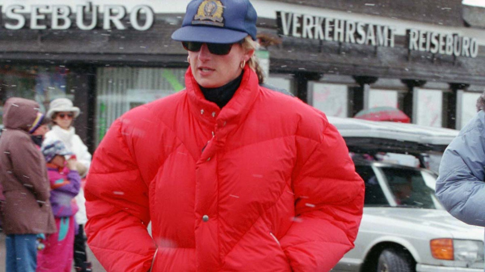 Diana de Gales y su plumífero rojo vuelven a ser virales gracias a Elisabeth Debicki
