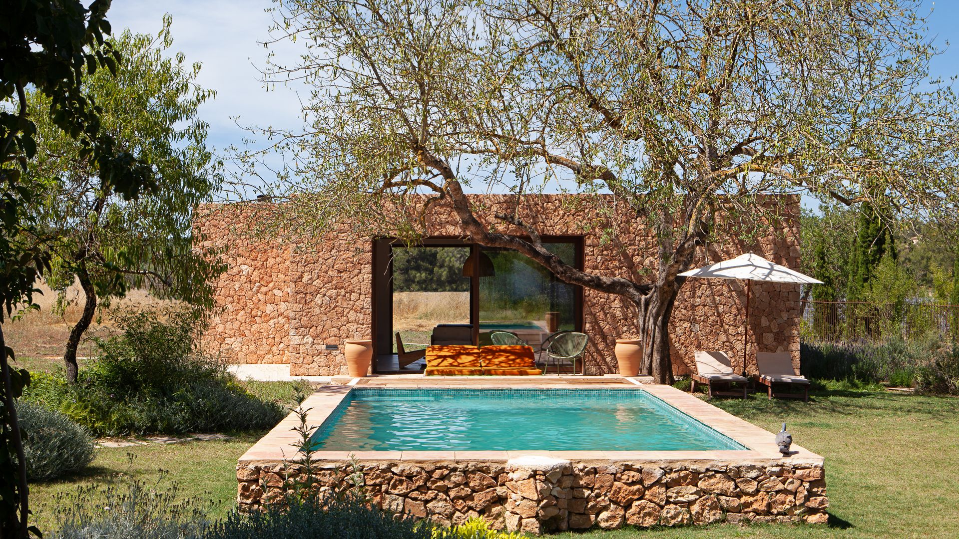 Casa de campo con piscina, diseño de Cuarto Interior