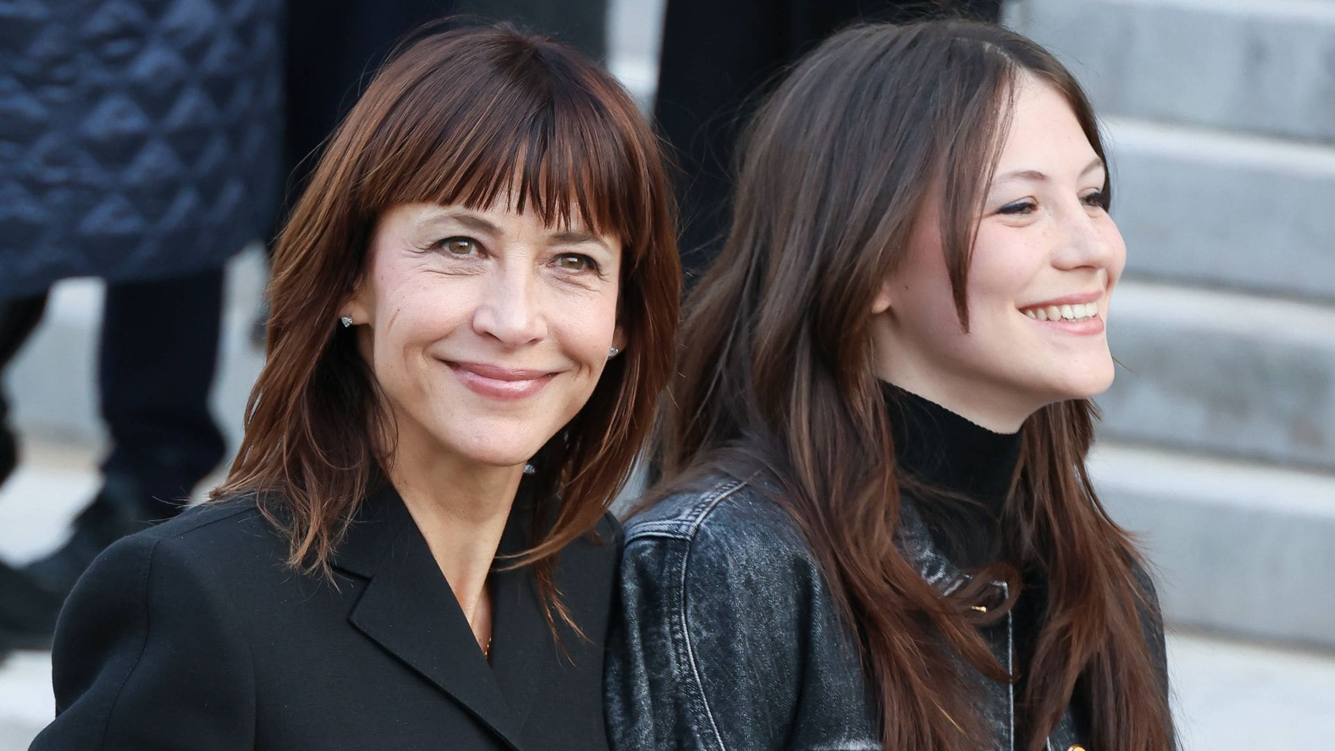 Sophie Marceau, ex chica Bond, sorprende con su hija en París: 'gemelas' de estilo