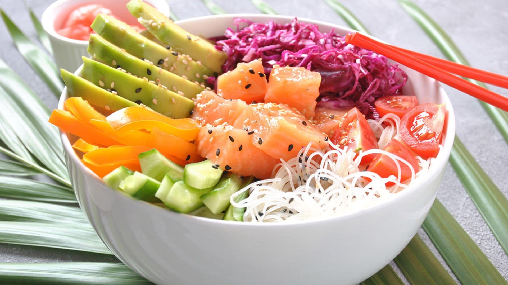 'Poke' de salmón con aguacate, pimientos y 'noodles'