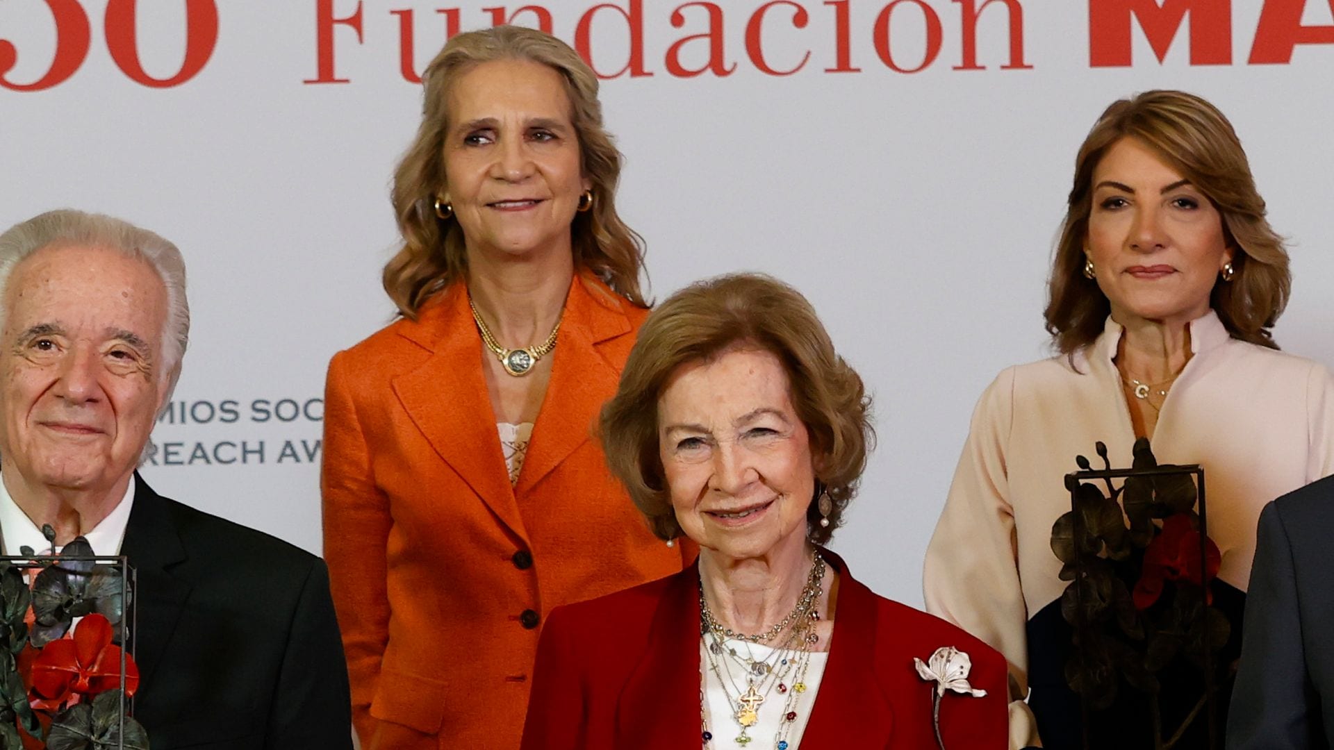 La infanta Elena y la reina Sofía en los premios de la fundación Mapfre de 2025
