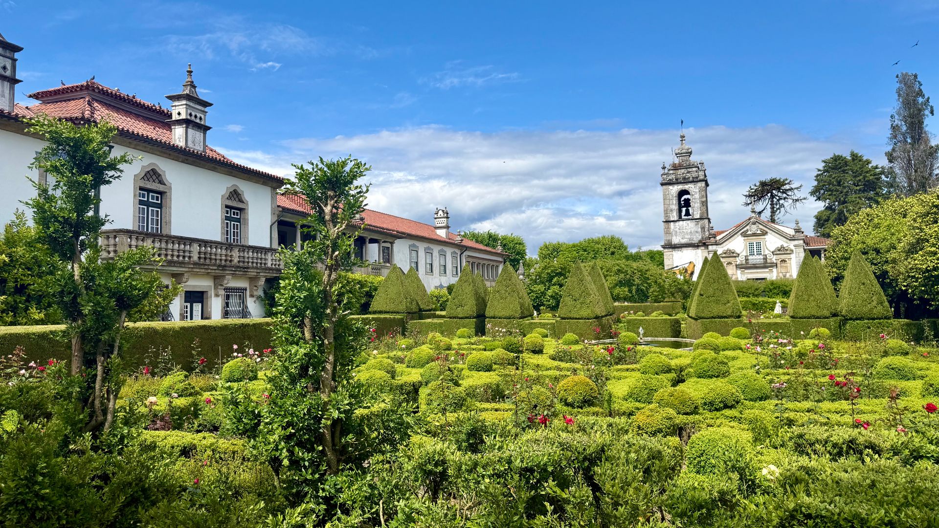 Jardín es el de la Casa de Santar e Magalhaes, Portugal