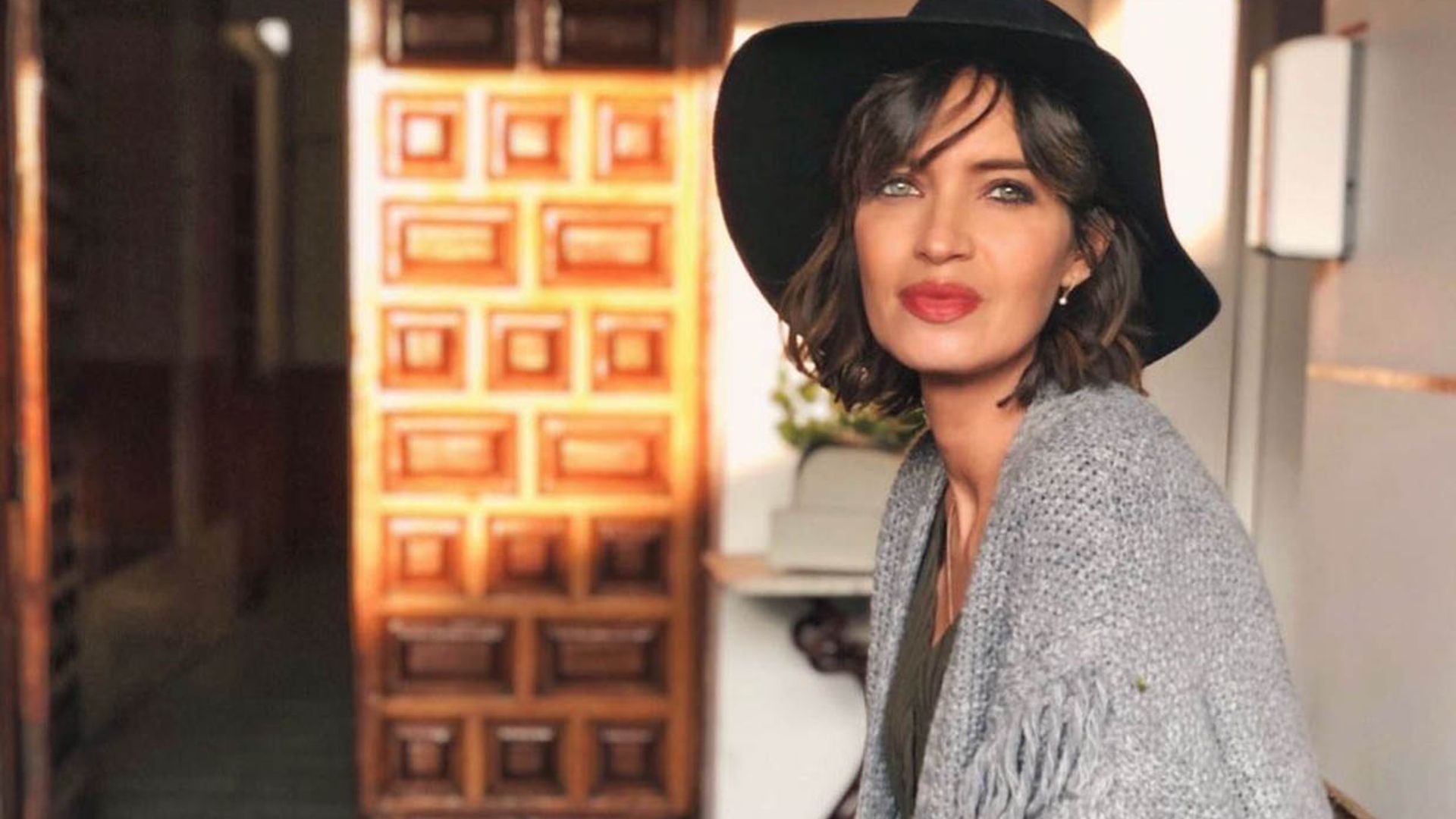 Chaqueta de punto y vestido 'midi', la apuesta segura de Sara Carbonero en otoño
