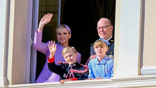 Alberto y Charlene de Mónaco con los príncipes Jacques y Gabriella saludando desde el balcón real