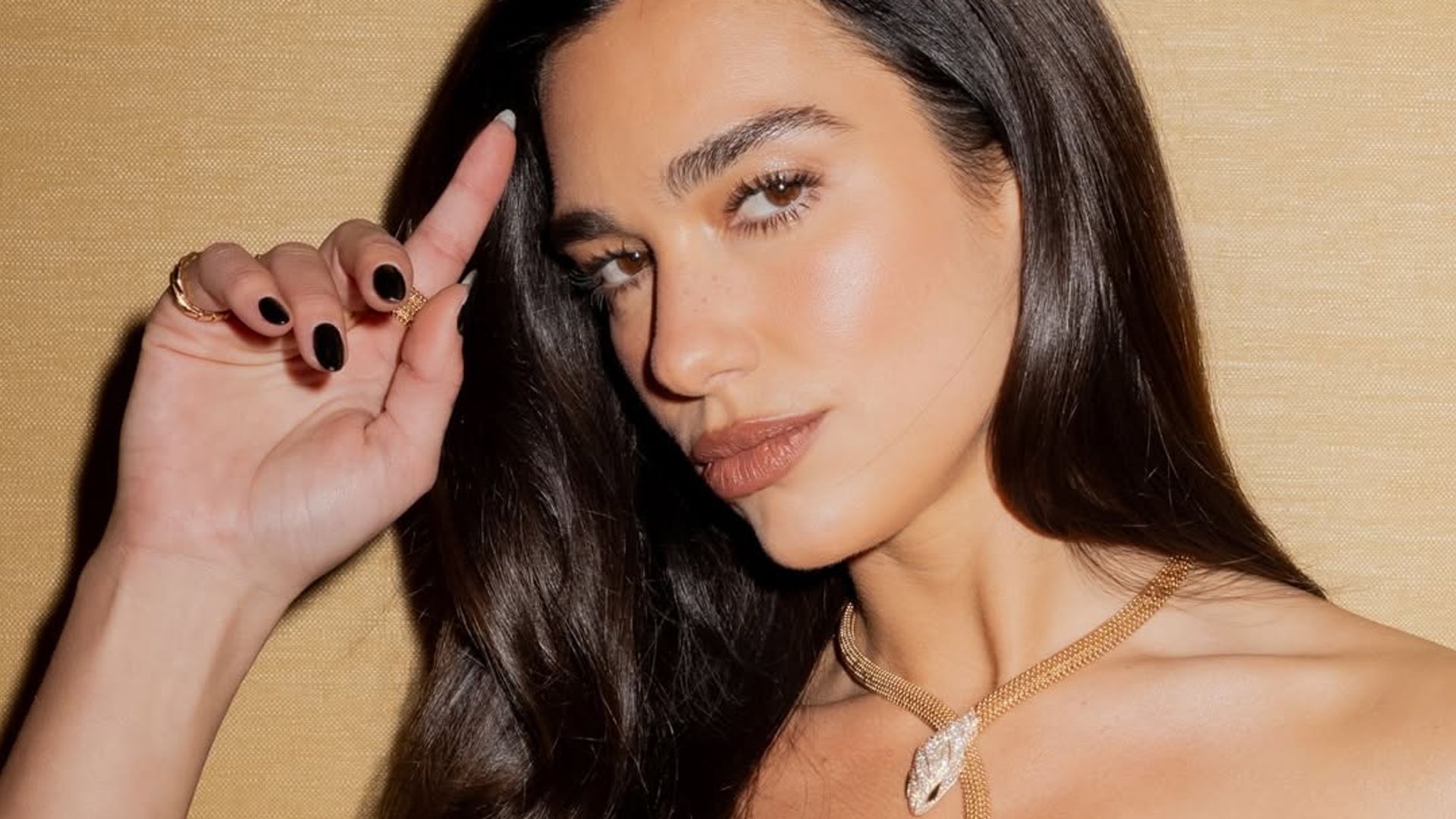 El truco del moreno perfecto de Dua Lipa según nuestro maquillador: "Aplica así los brillos para esculpir tu cuerpo"