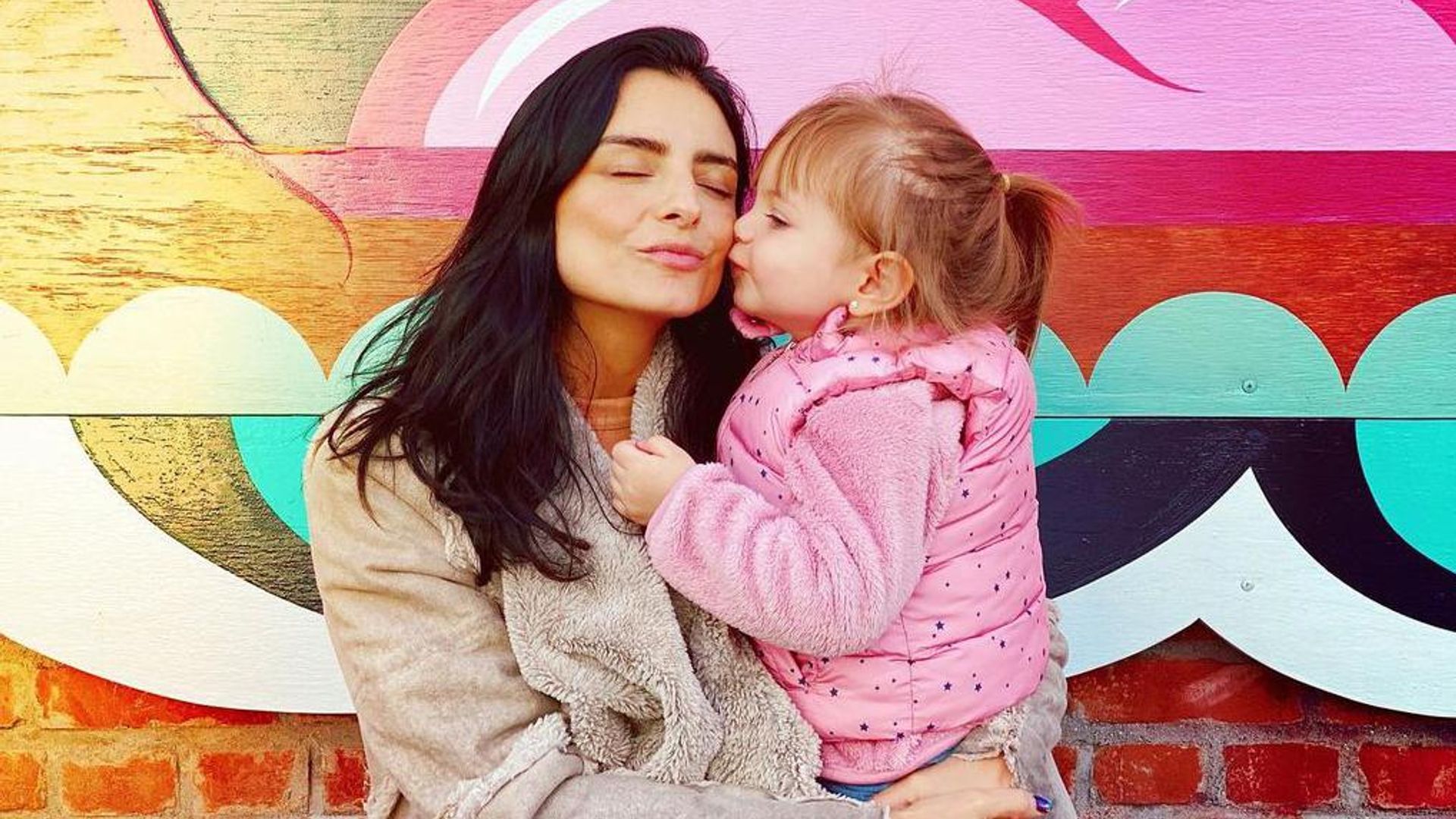 Aislinn Derbez revela que, tras ser mamá, su salud mental se convirtió en prioridad