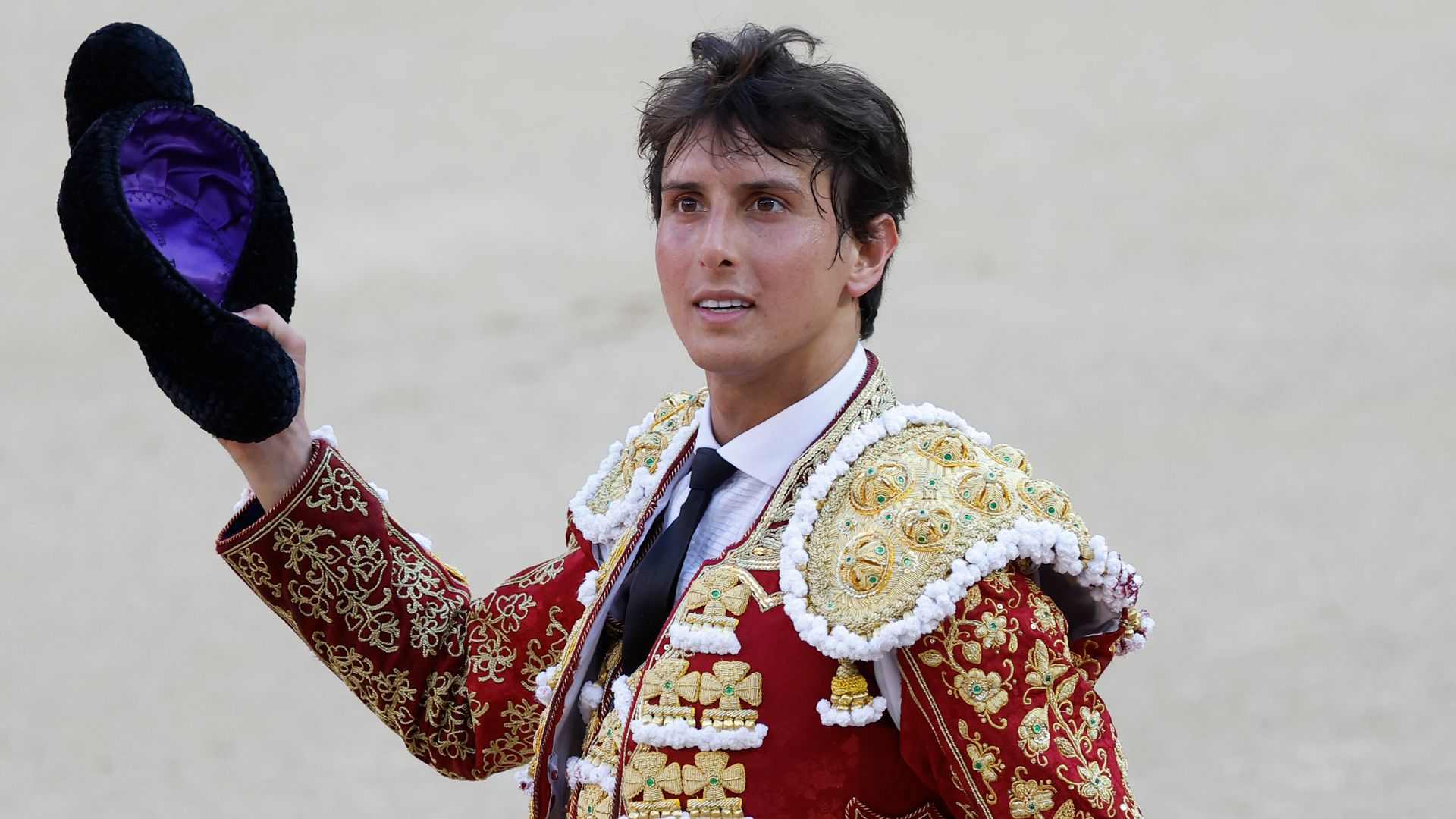 Roca Rey conoce al Papa León XIV y le da un regalo que simboliza su pasado común