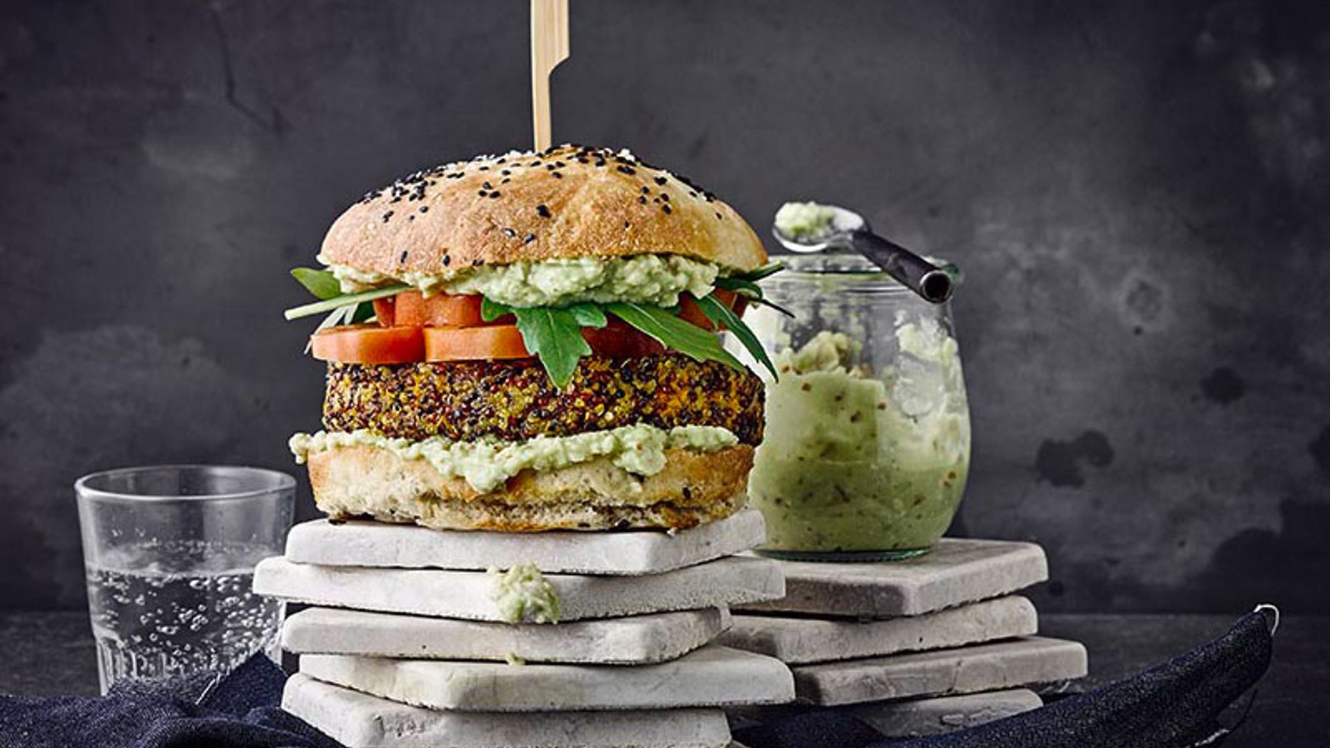 Hamburguesa de quinoa y zanahoria con crema de aguacate