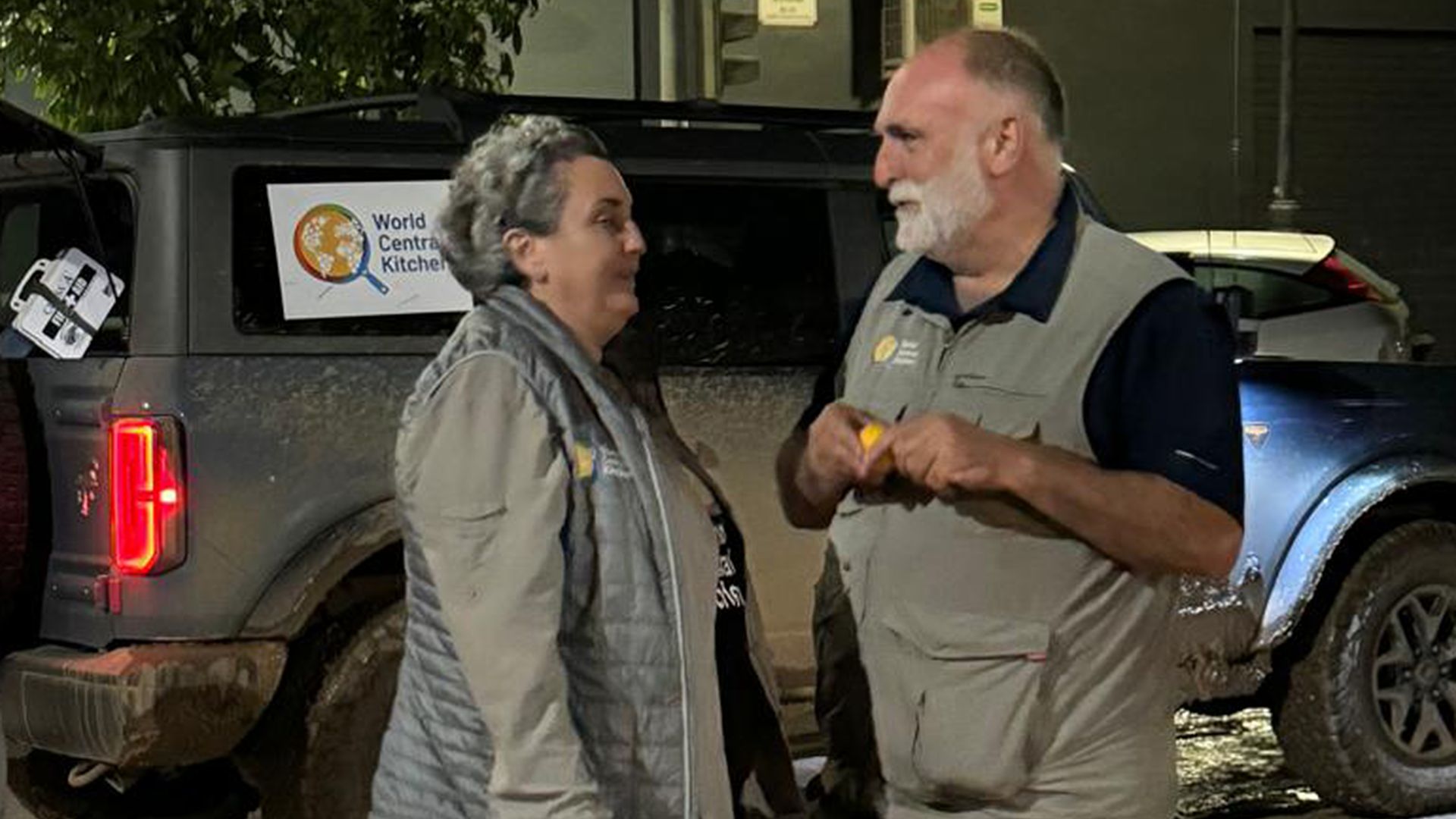 Plano medio de Pepa Muñoz y José Andrés ayudando en Valencia por la DANA