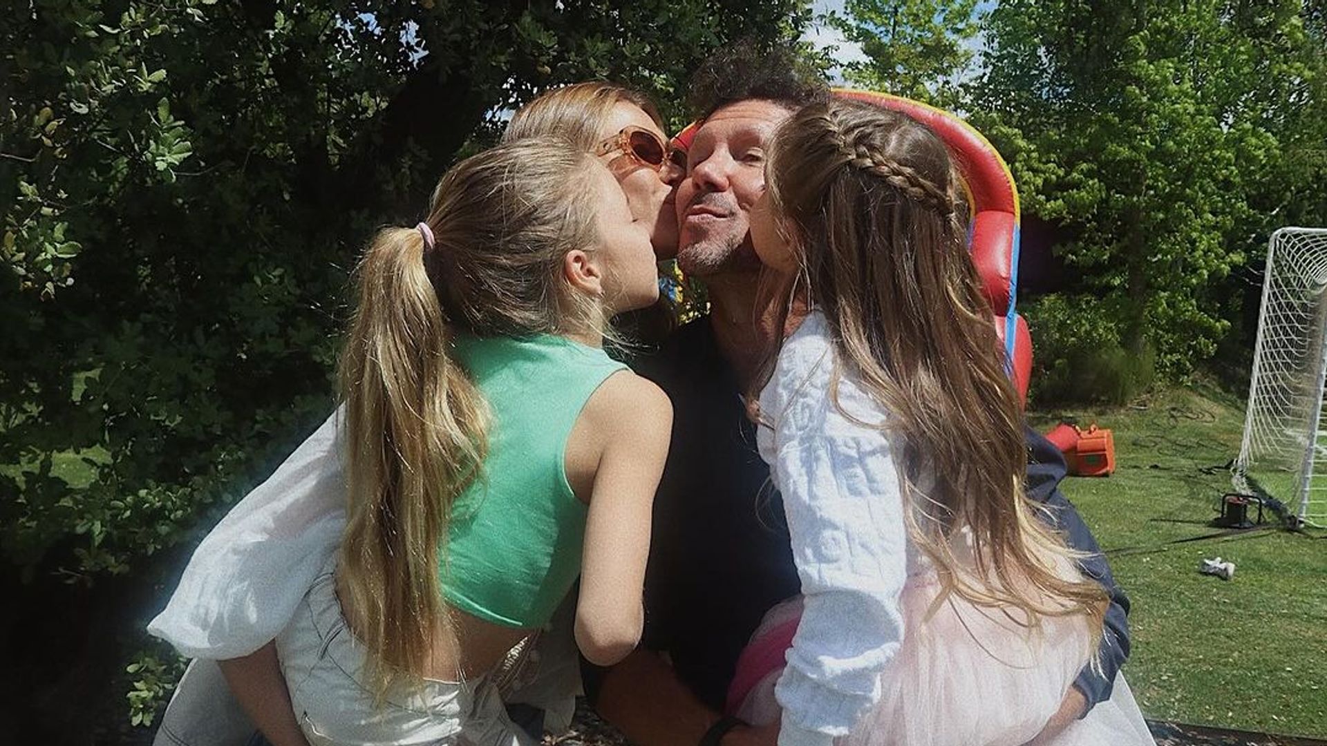 Las hijas de Simeone, su mejor apoyo mientras se recupera tras pasar por el quirófano