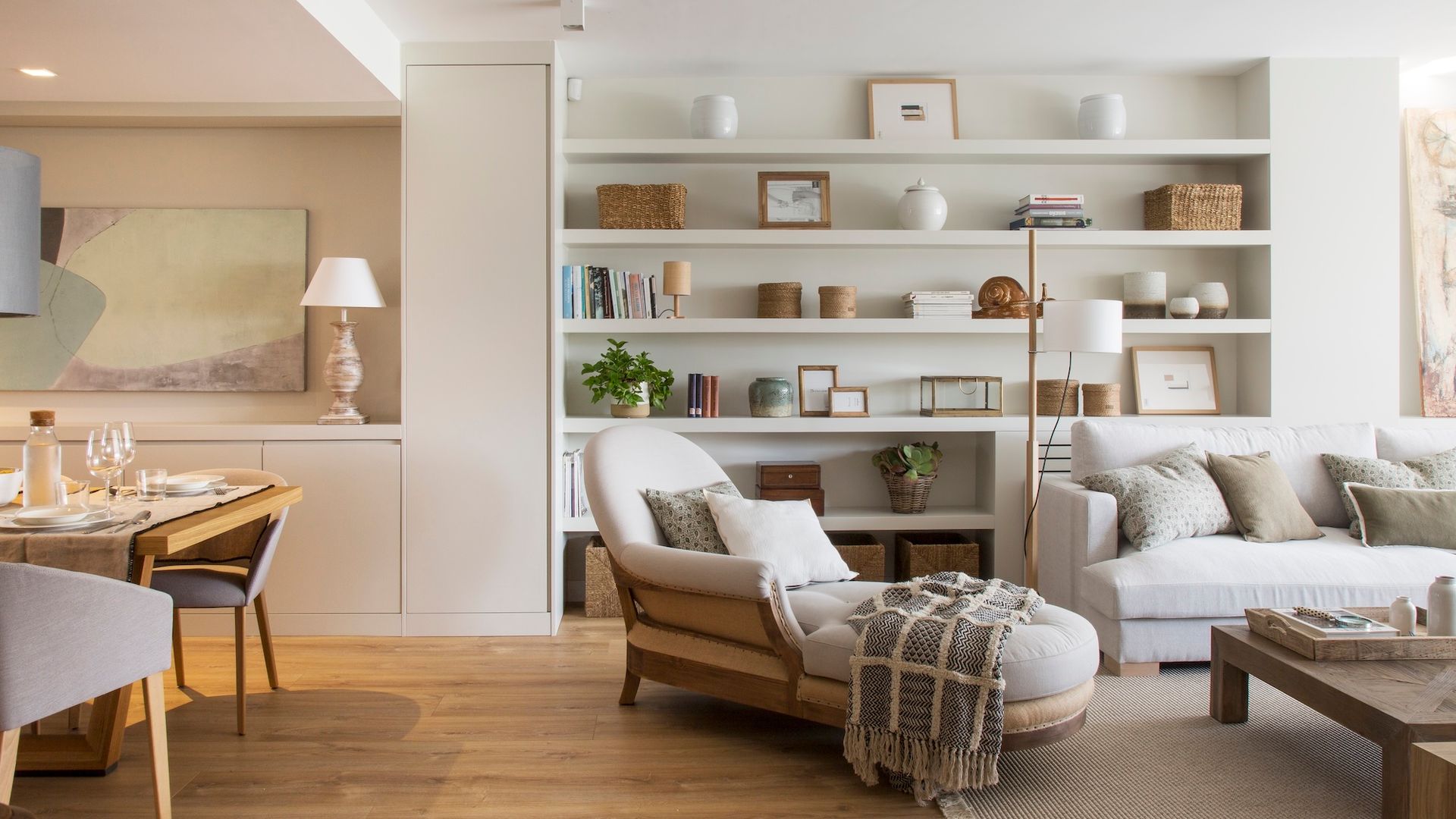 Salón con estanterías ordenadas.