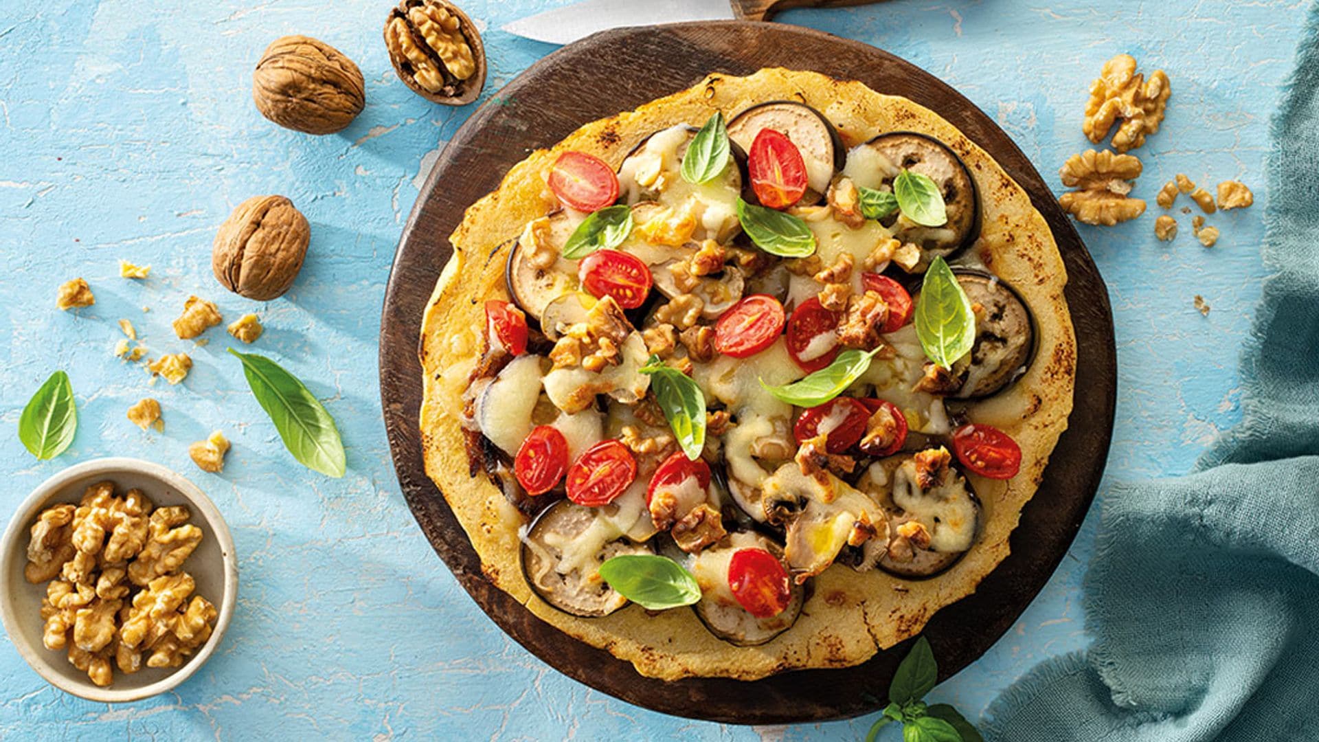 Pizza de verduras, nueces y cebolla caramelizada