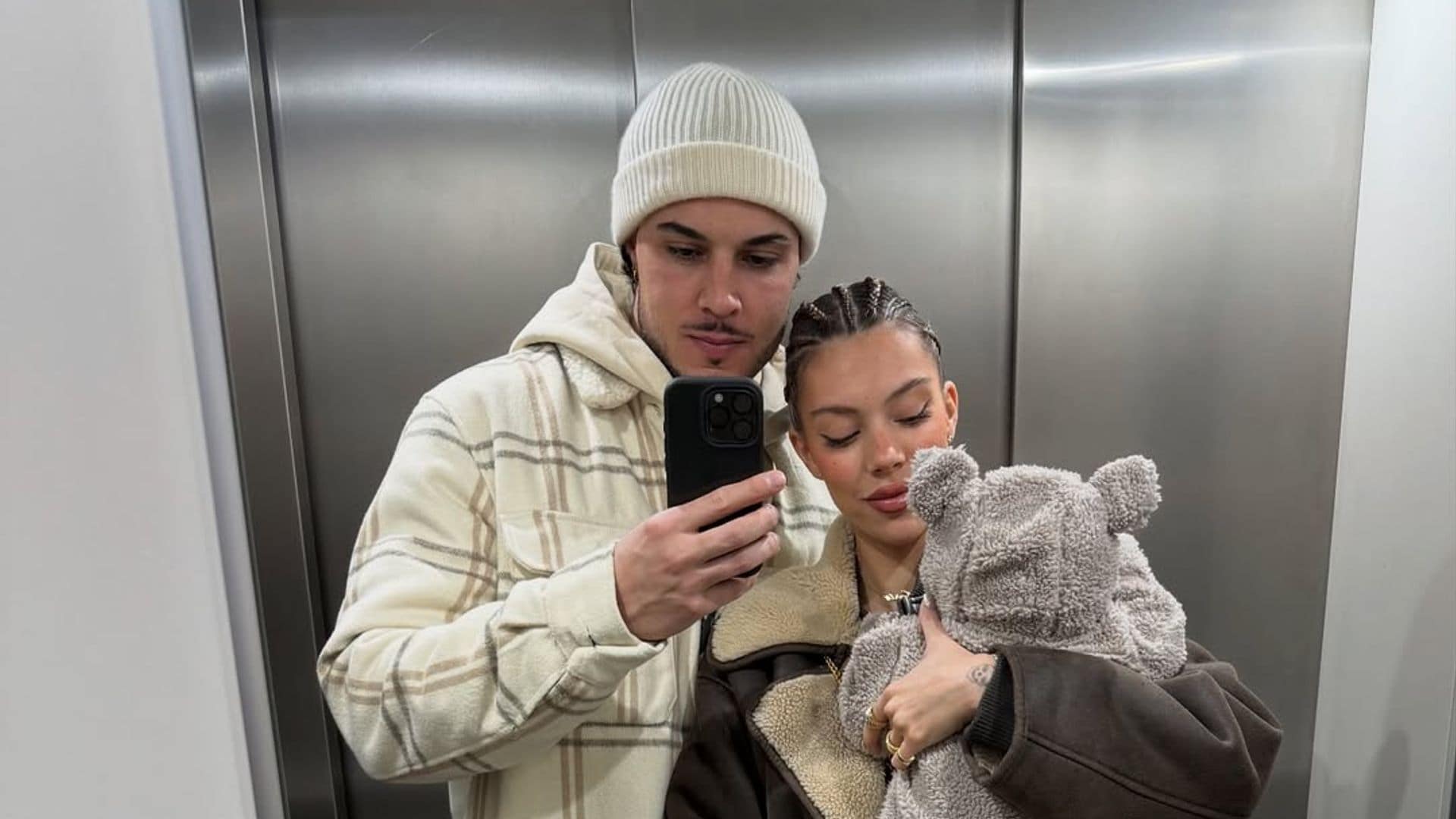 Carlo Costanzia y Alejandra Rubio con su hijo