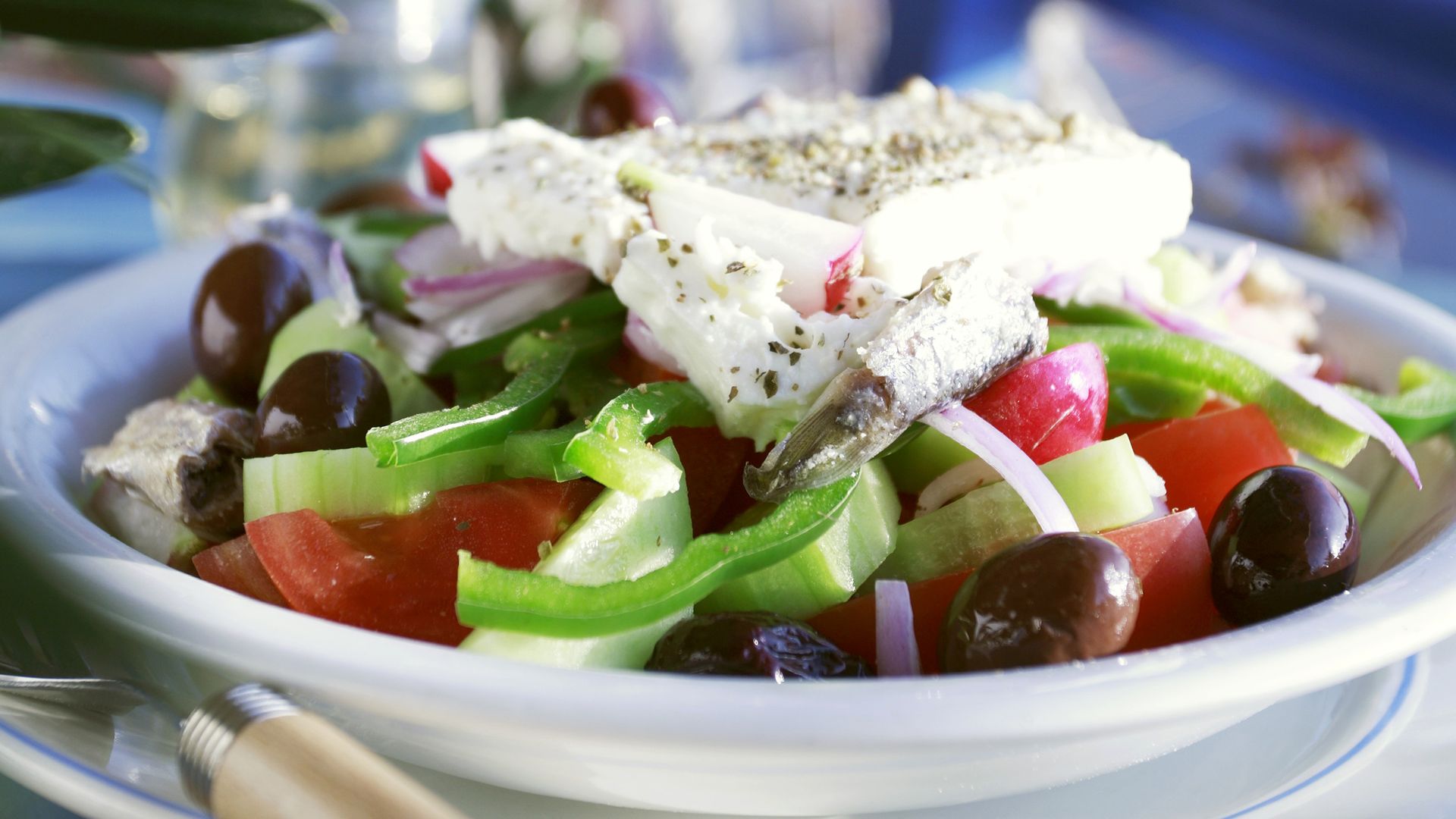Cómo hacer en casa ensalada griega Horiatiki: la receta más tradicional a base de verduras, feta y aceitunas
