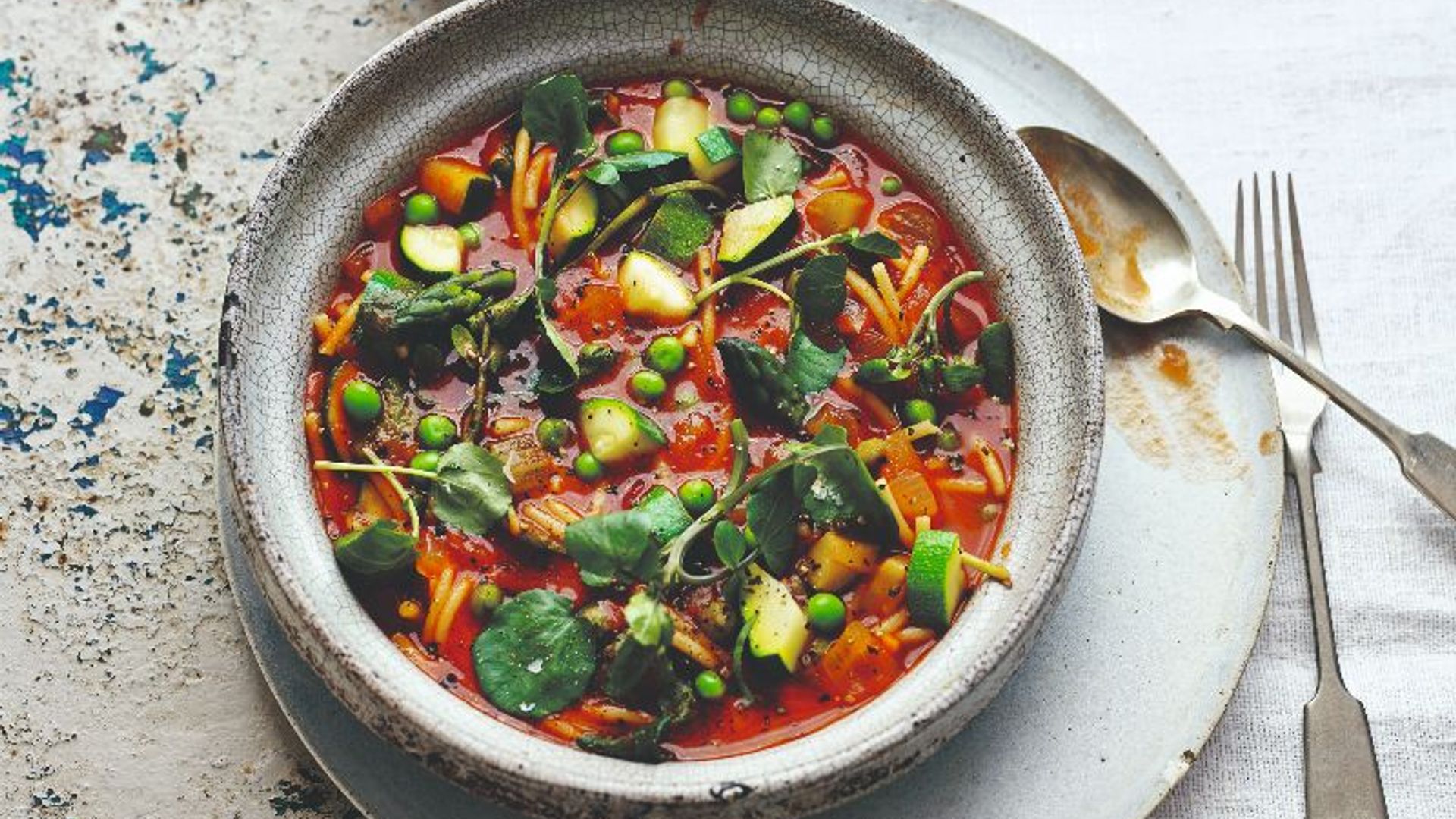 Minestrone de calabacín, guisantes y berros