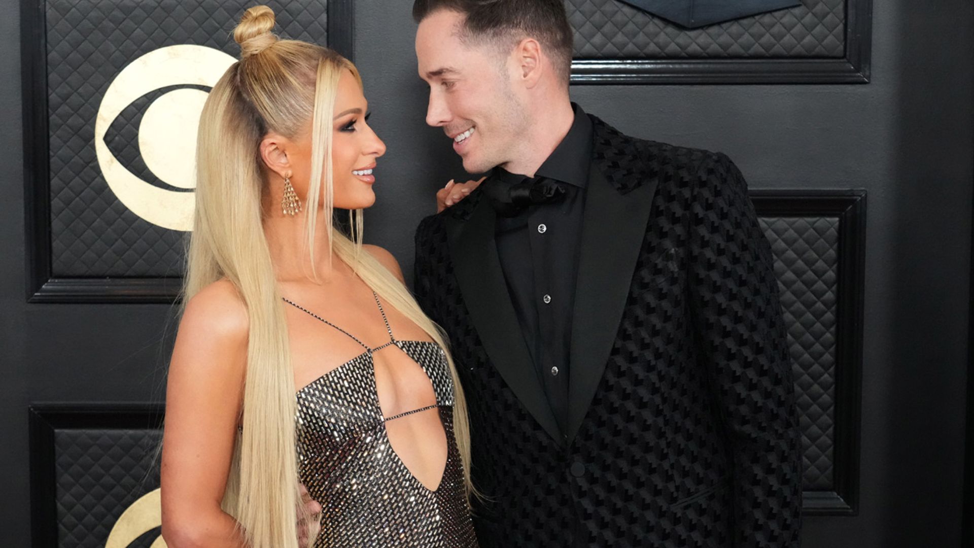 Paris Hilton reaparece en los Grammy tras convertirse en madre por primera vez