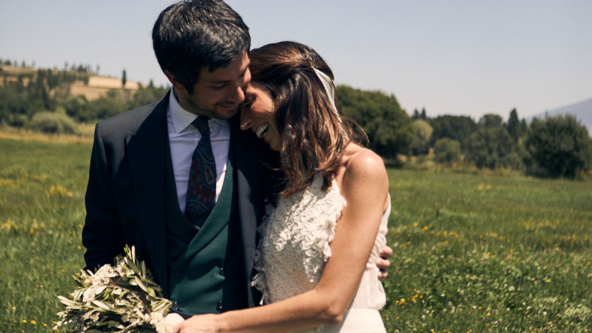 Angie, la novia del vestido artesano (y romántico) en el que se utilizaron más de 100 cintas de tul