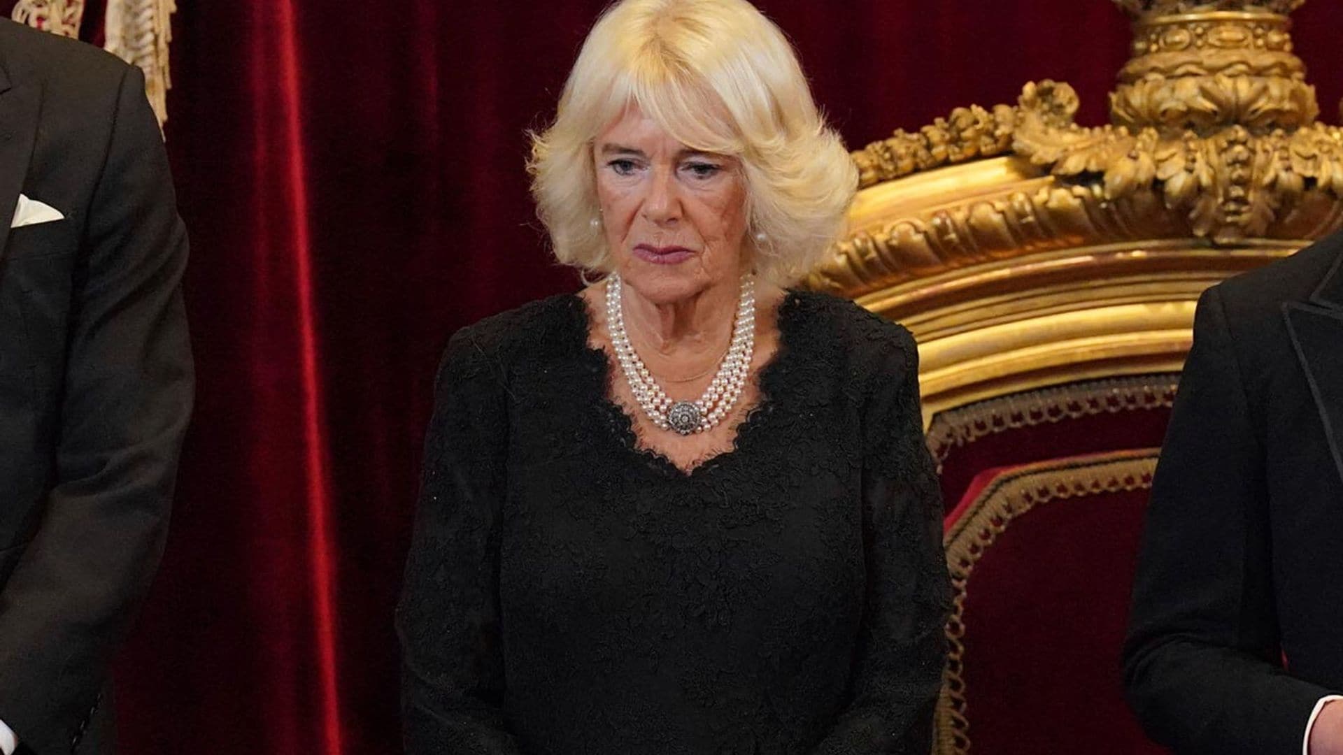 El primer look de Camilla como reina consorte: un vestido de encaje y sus adoradas perlas