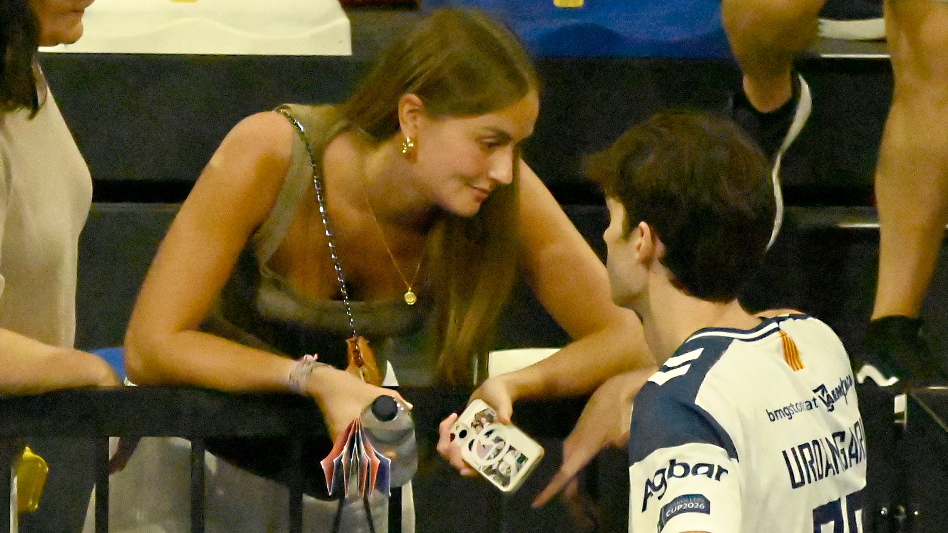 Pablo Urdangarin celebra su última victoria con el beso más romántico a su novia, Johanna Zott