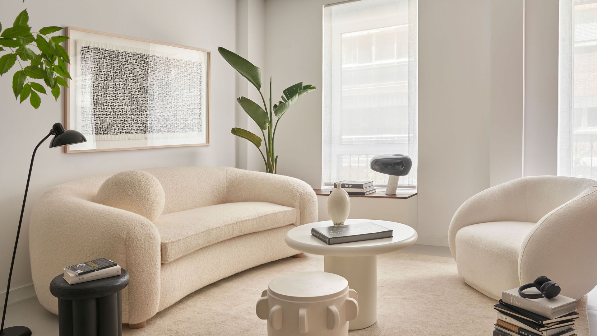 Salón decorado con sofás de líneas curvilíneas