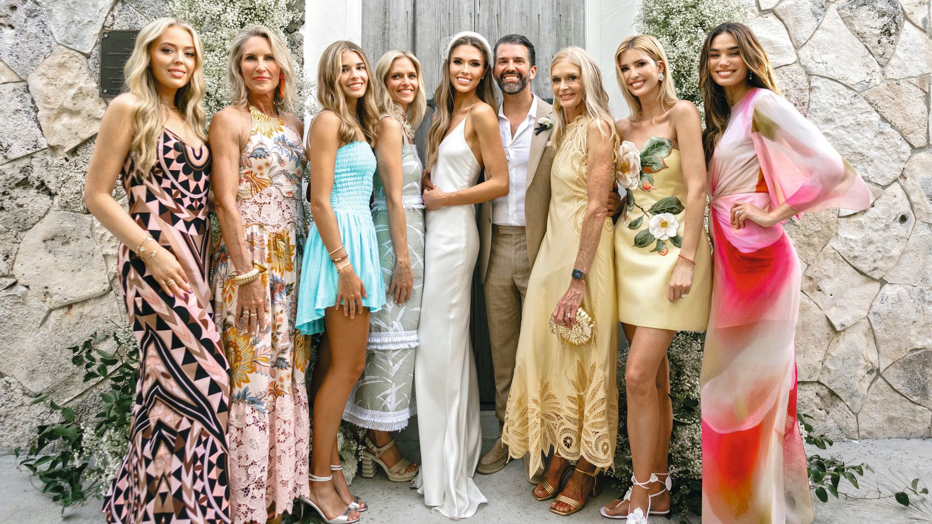 Los recién casados con parte de su familia y amigos. De izquierda a derecha: Tiffany Trump, Bebe McCranels (hermana de la novia), Kai Trump, Kristina (hermana de la novia), Inger Anderson (madre de la novia), Ivanka Trump y Rachell Vallori.