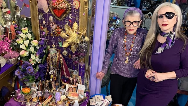 Alaska, con un parche en el ojo, junto a su madre 