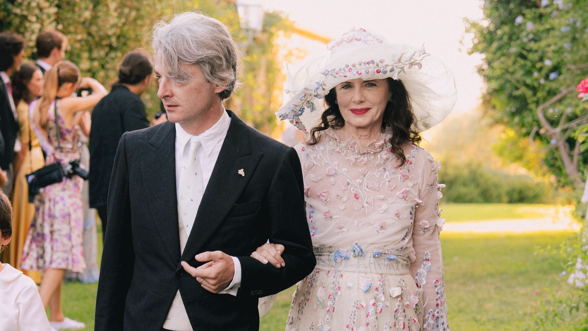 Luisa Beccaria, madre de la novia, y Ludovico Bonaccorsi, hermano de Luna, de camino a la ceremonia.